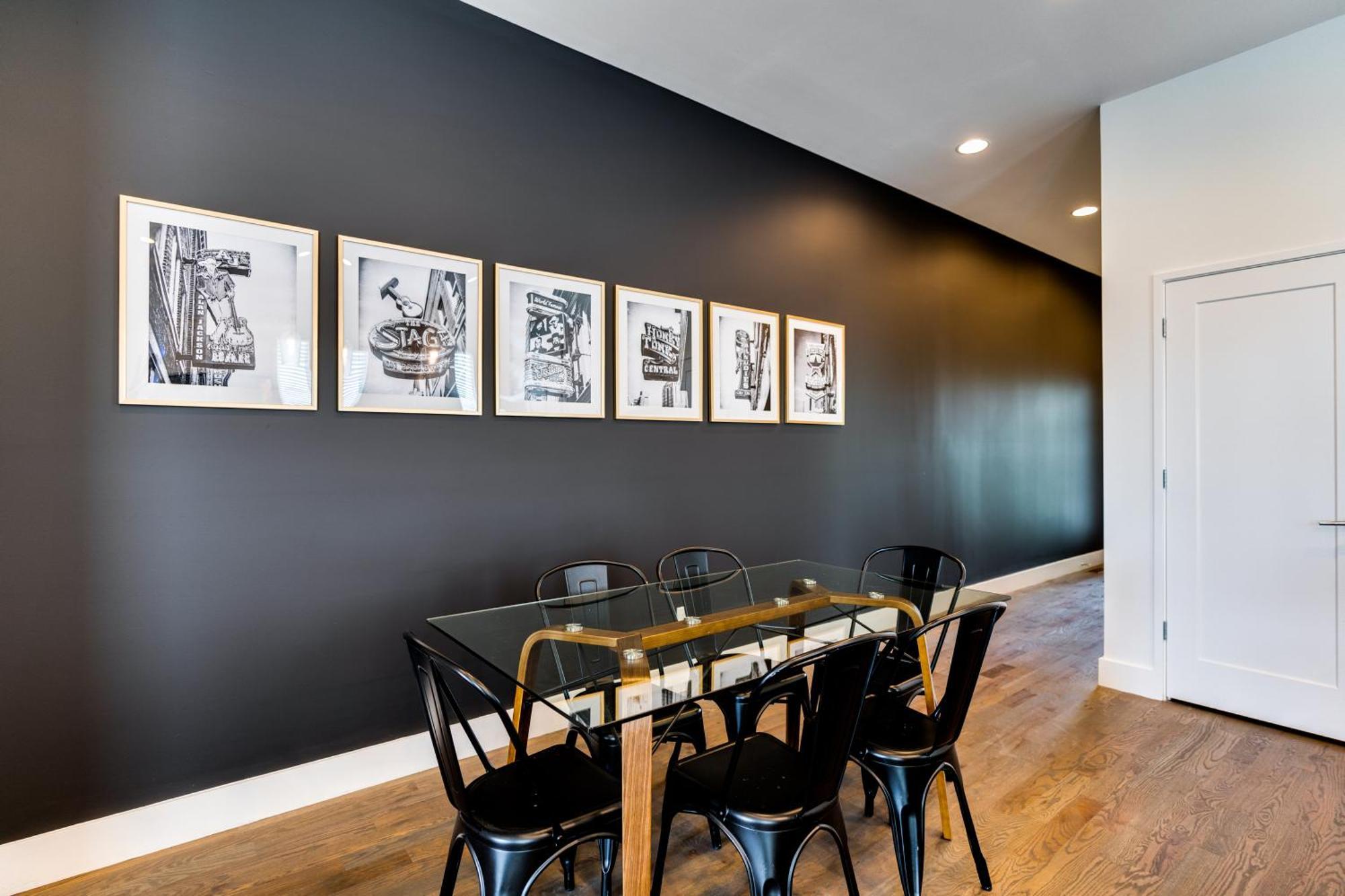Nash House & Bars Of Broadway With Hot Tub, Rooftop Bar And Views! 8min Downtown! Sleeps 12! Holiday home