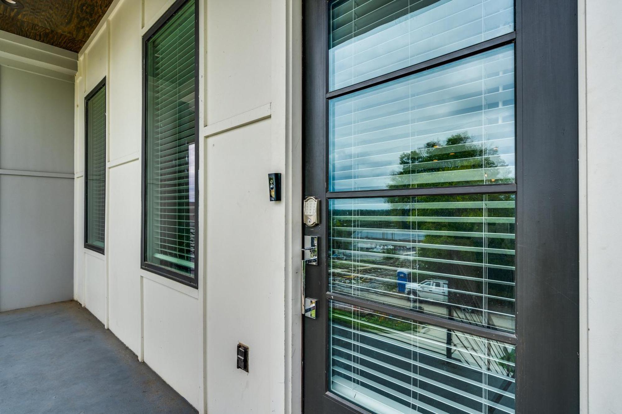 Nash House & Bars Of Broadway With Hot Tub, Rooftop Bar And Views! 8min Downtown! Sleeps 12! Holiday home Nashville
