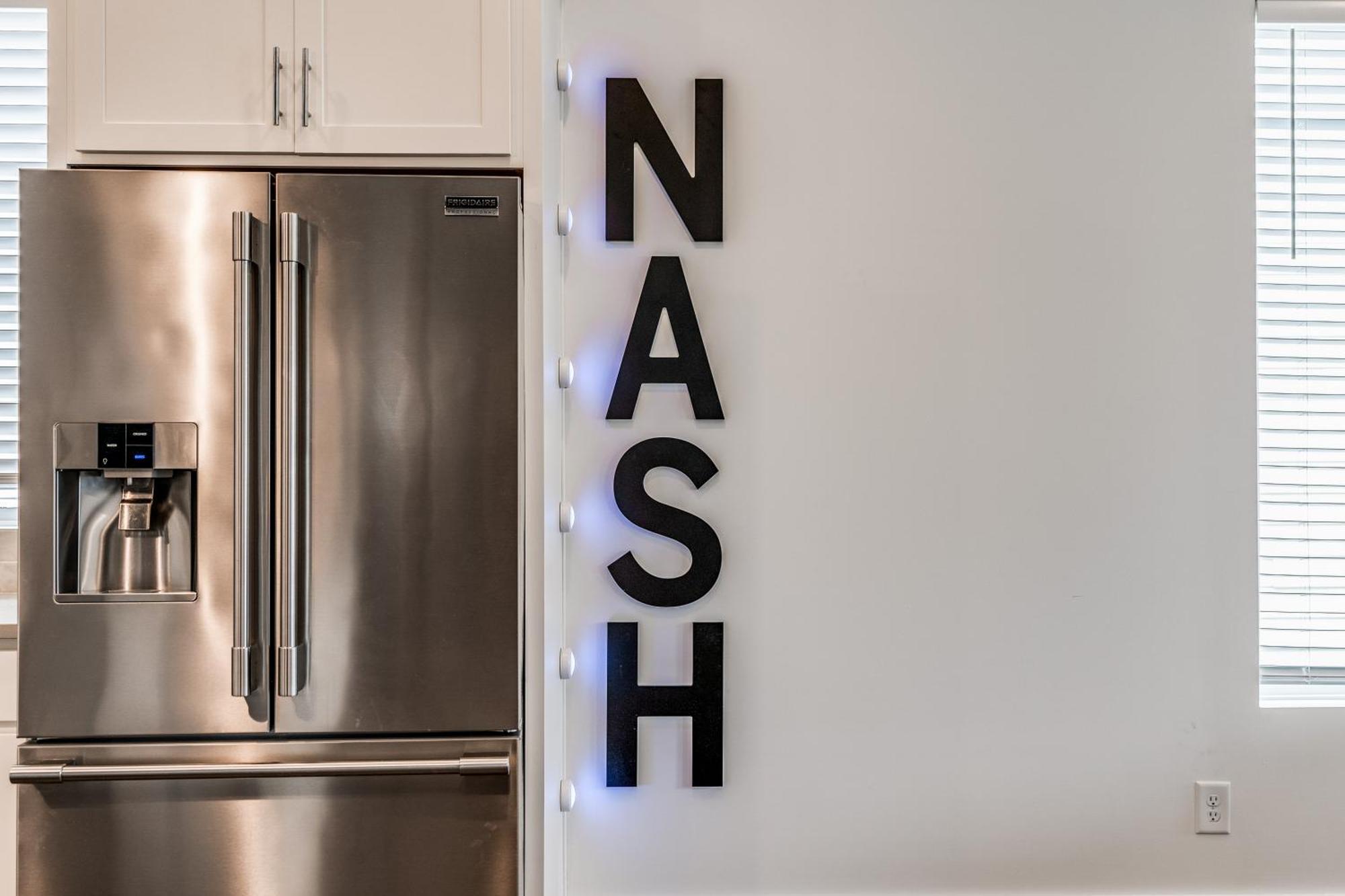 Nash House & Bars Of Broadway With Hot Tub, Rooftop Bar And Views! 8min Downtown! Sleeps 12!