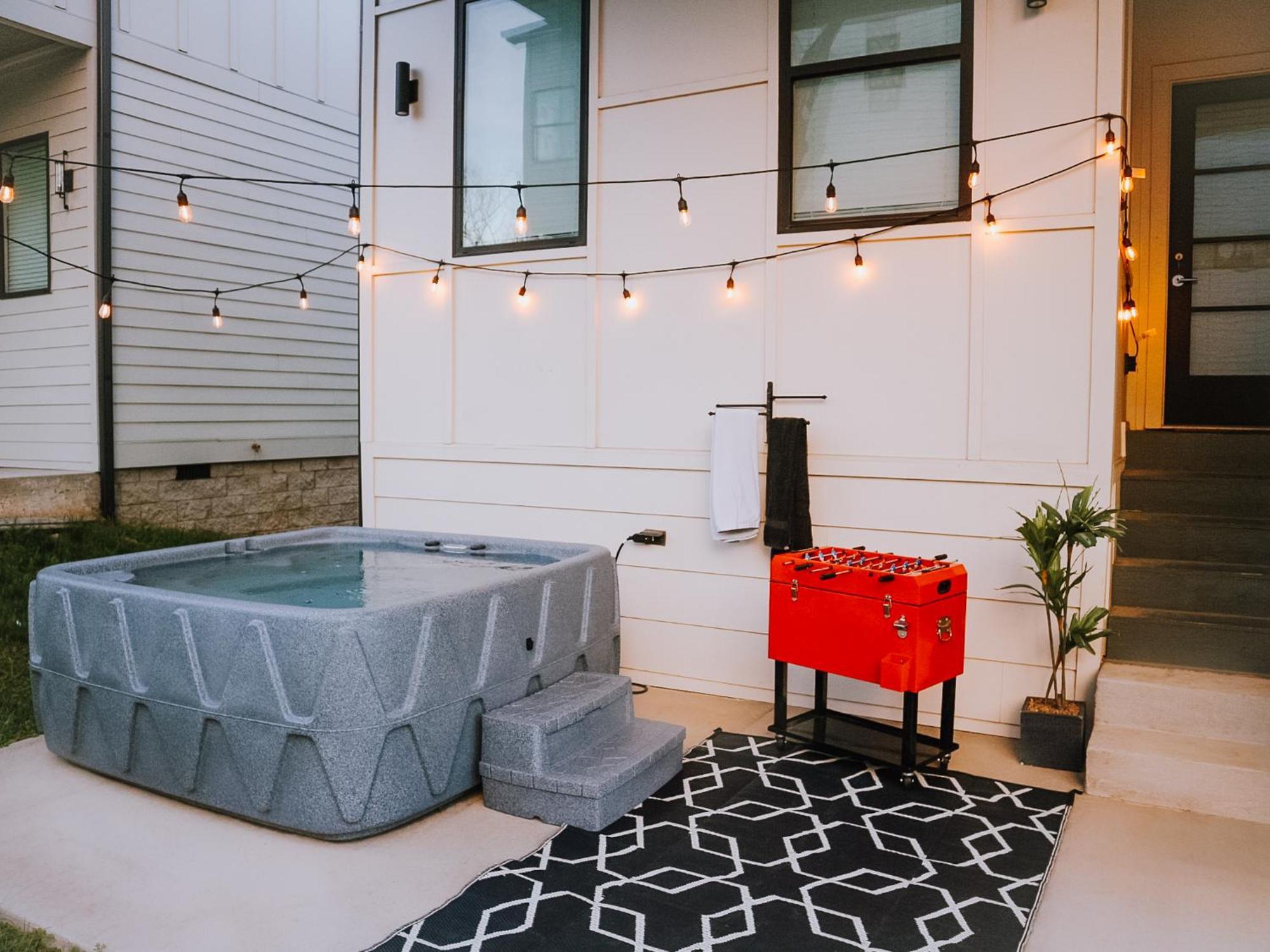 Nash House & Bars Of Broadway With Hot Tub, Rooftop Bar And Views! 8min Downtown! Sleeps 12! Holiday home *