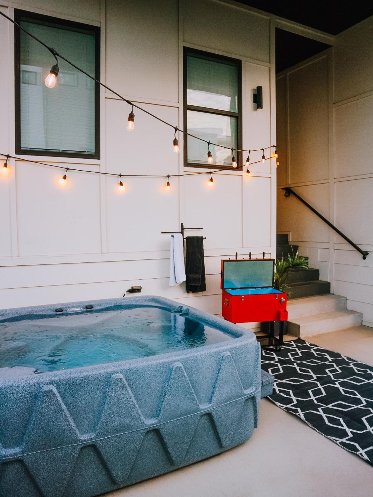 Holiday home Nash House & Bars Of Broadway With Hot Tub, Rooftop Bar And Views! 8min Downtown! Sleeps 12! Nashville