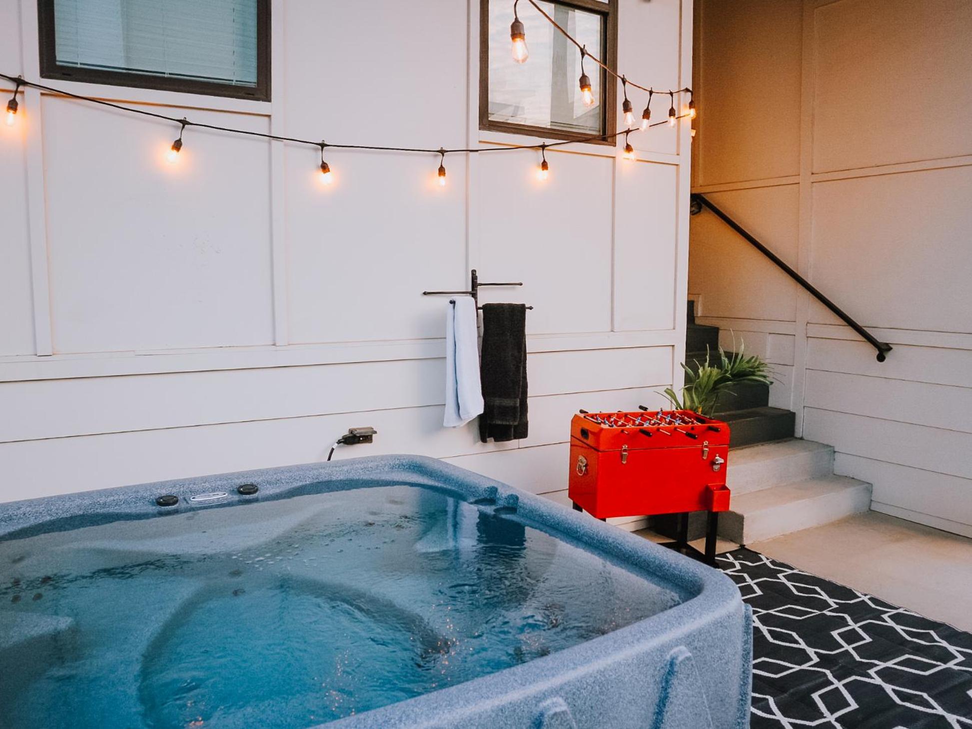 Holiday home Nash House & Bars Of Broadway With Hot Tub, Rooftop Bar And Views! 8min Downtown! Sleeps 12! *