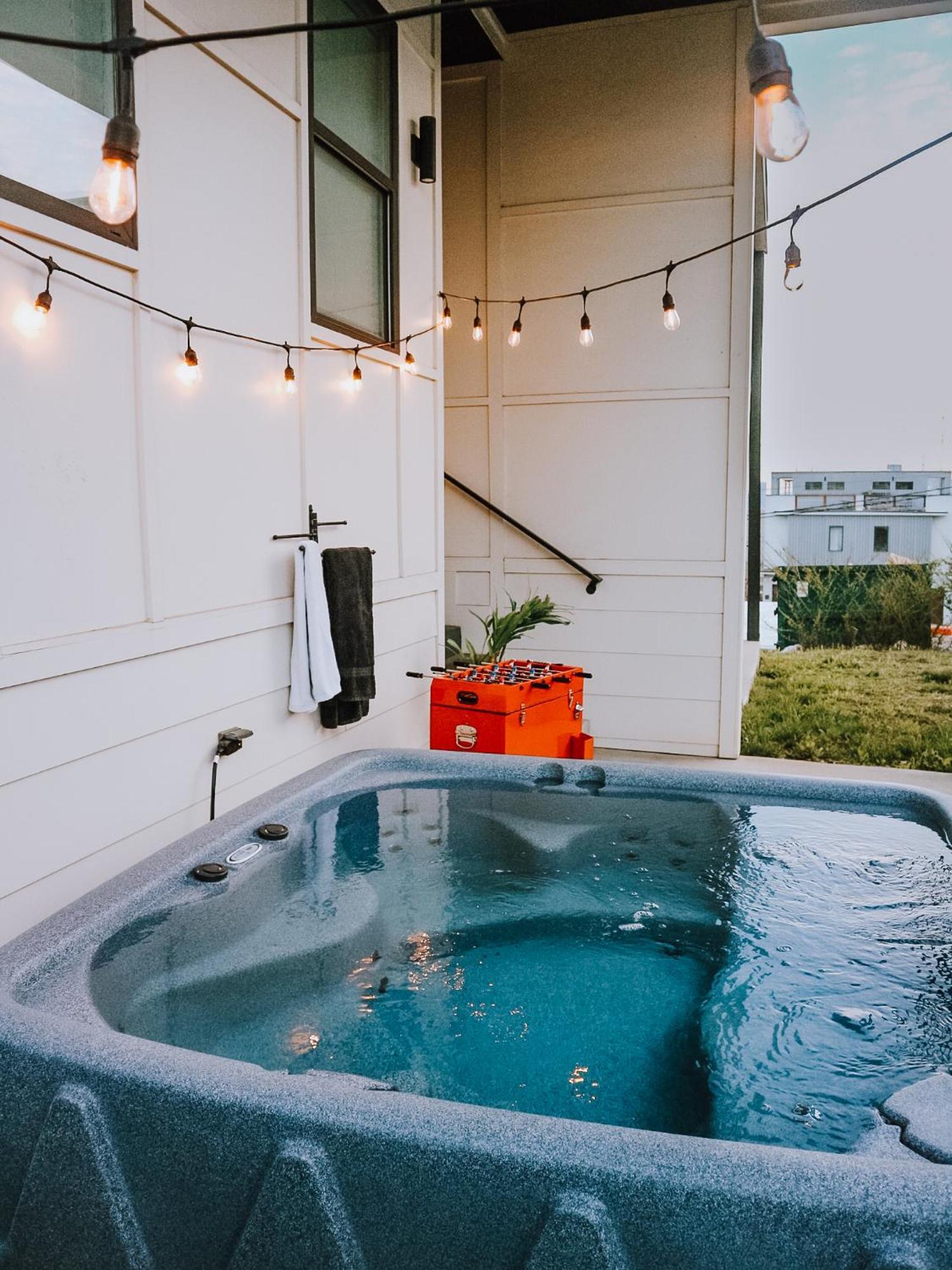 Nash House & Bars Of Broadway With Hot Tub, Rooftop Bar And Views! 8min Downtown! Sleeps 12! Nashville