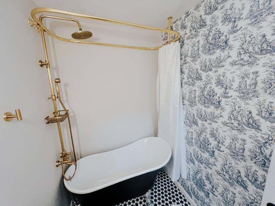 Dreami East - 2br Retreat With Cozy Patio And Mini Golf Apartment *