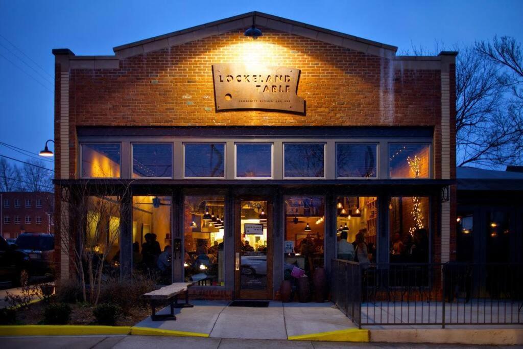 Dreami East - 2br Retreat With Cozy Patio And Mini Golf Apartment