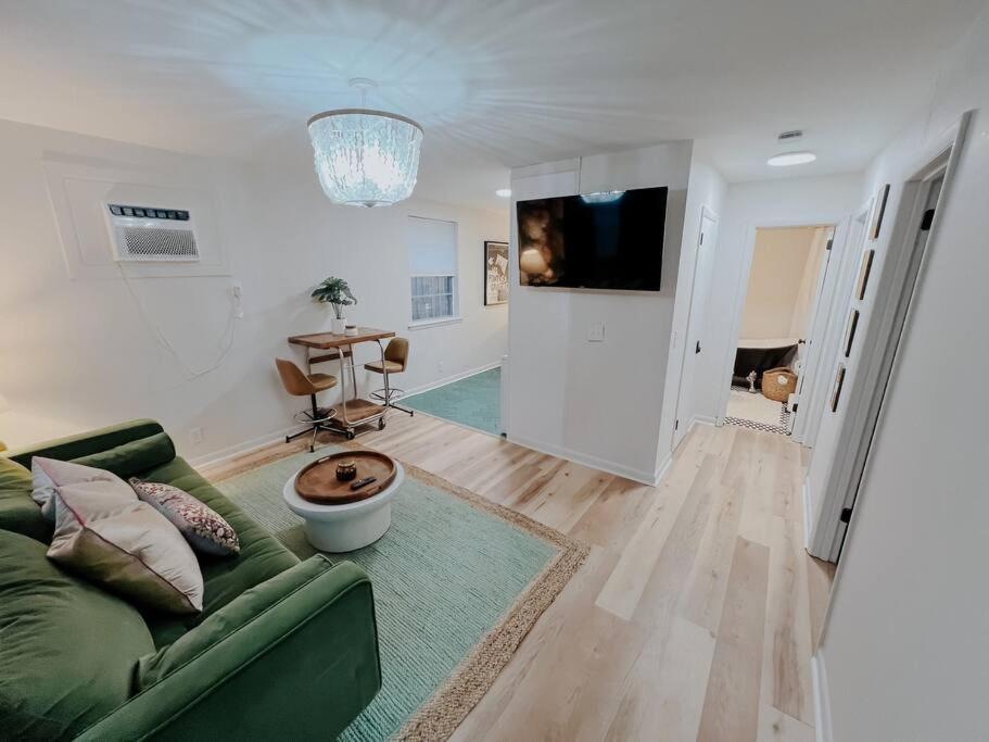 Dreami East - 2br Retreat With Cozy Patio And Mini Golf Apartment *