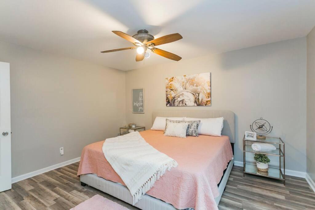 Modern Loft/ Minutes From The Airport Holiday home *