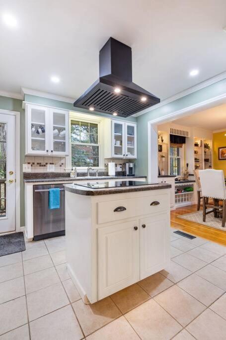 Hillside Hot Tub Hideaway! King Bed / Fire Pit Nashville