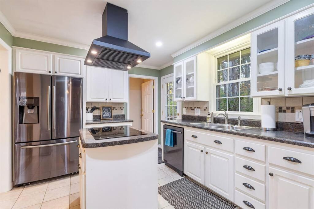 Hillside Hot Tub Hideaway! King Bed / Fire Pit Nashville