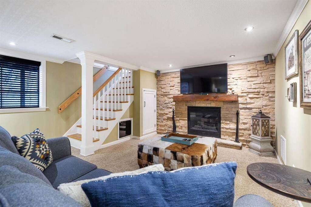 Holiday home Hillside Hot Tub Hideaway! King Bed / Fire Pit *