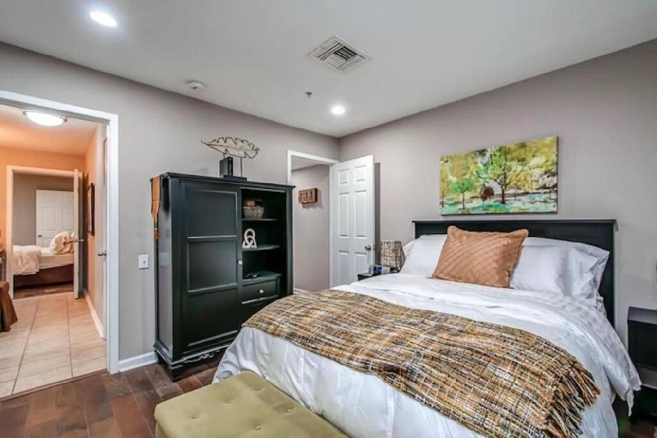 Downtown Covered Parking Unit 1014 Apartment