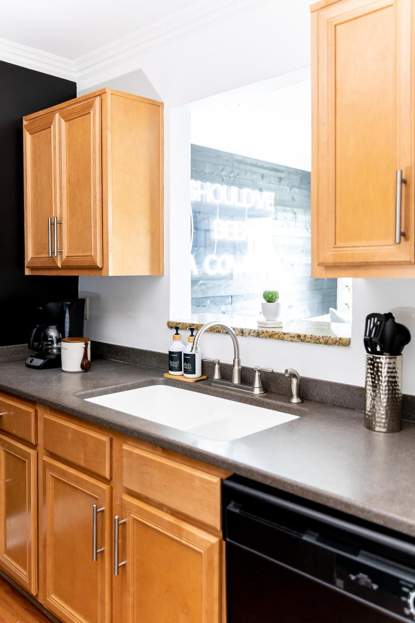 Walk To Downtown Broadway With Pool, Parking And Patio Apartment Nashville