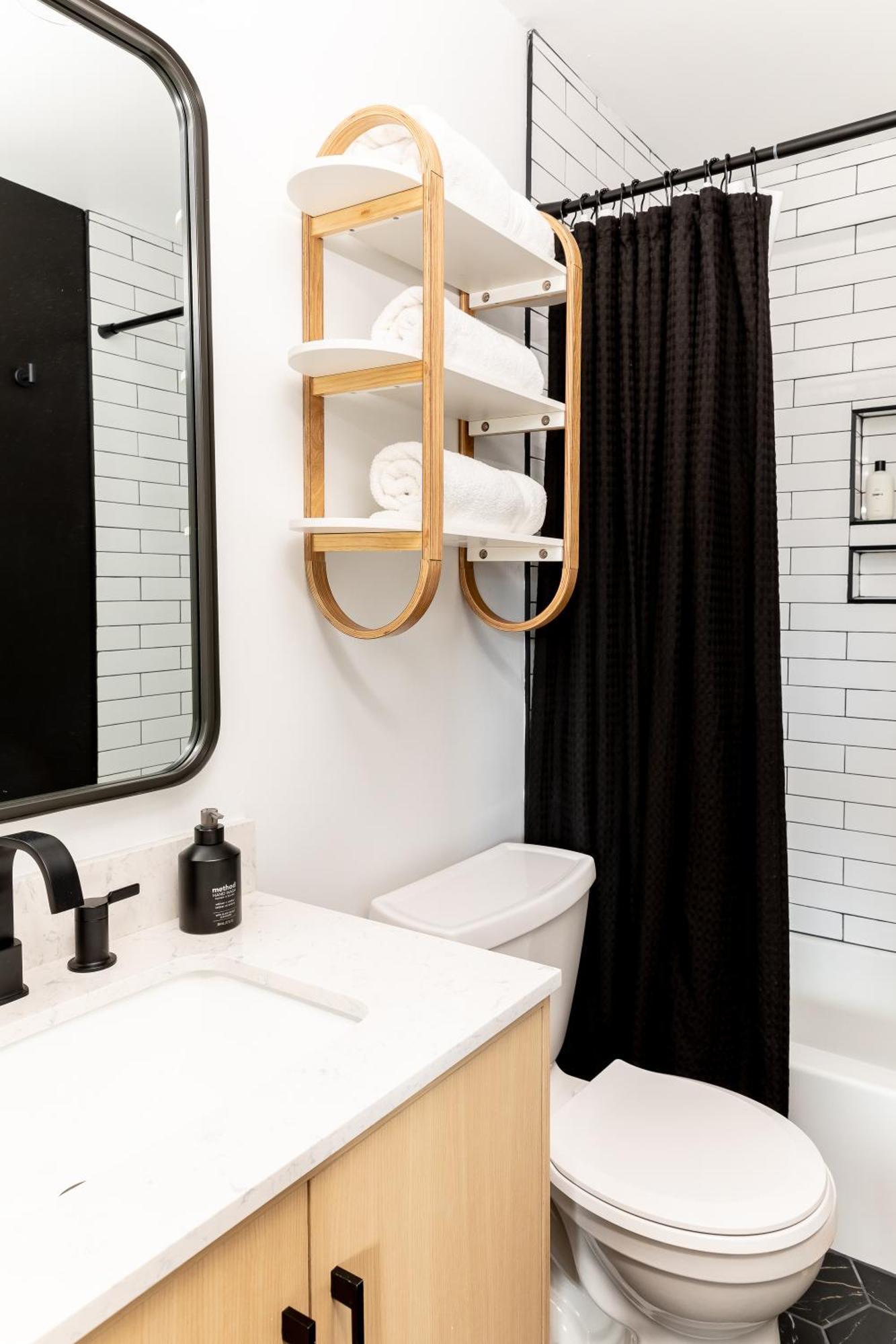 Walk To Downtown Broadway With Pool, Parking And Patio Apartment