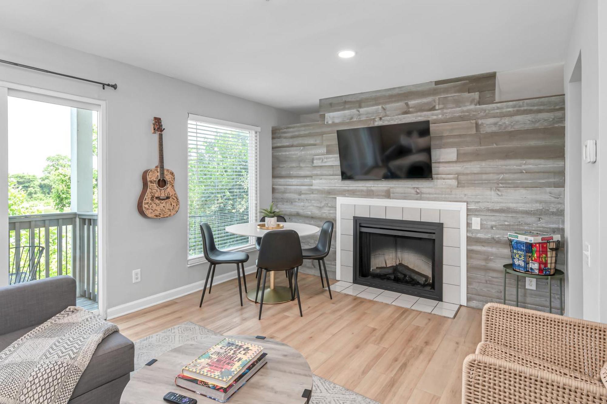 Oasis Walk To Broadway With Pool, Parking, Gym And Patio Apartment Nashville