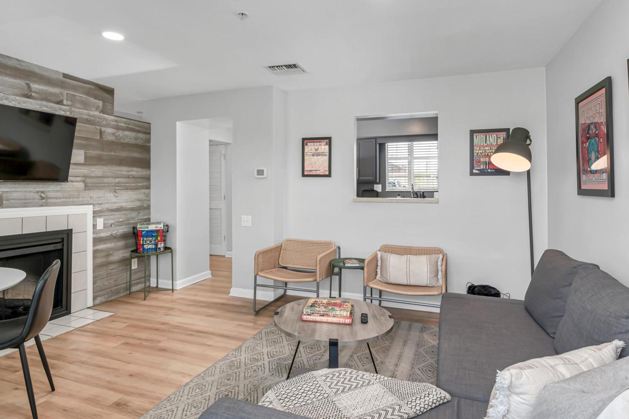 Oasis Walk To Broadway With Pool, Parking, Gym And Patio *