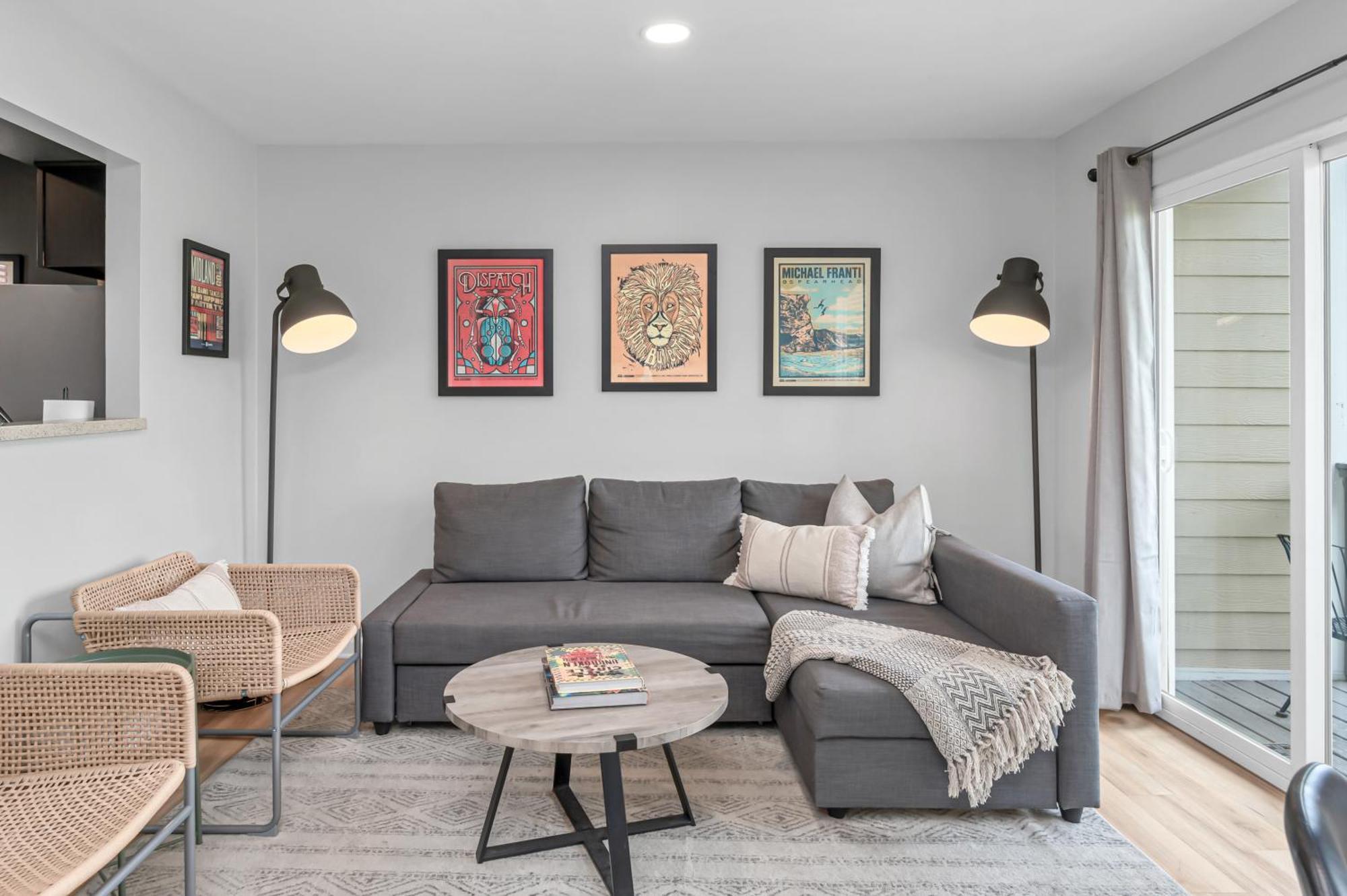 Oasis Walk To Broadway With Pool, Parking, Gym And Patio Apartment