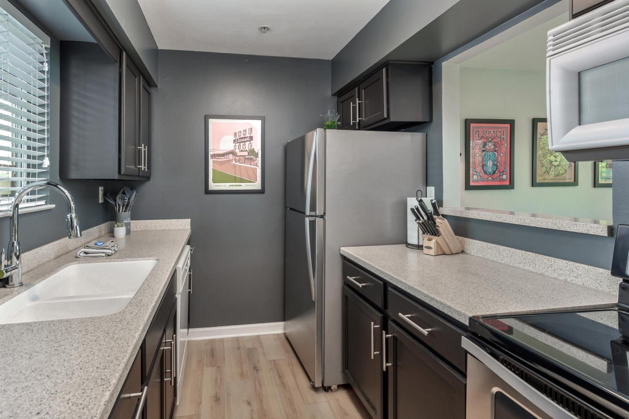 Apartment Oasis Walk To Broadway With Pool, Parking, Gym And Patio *