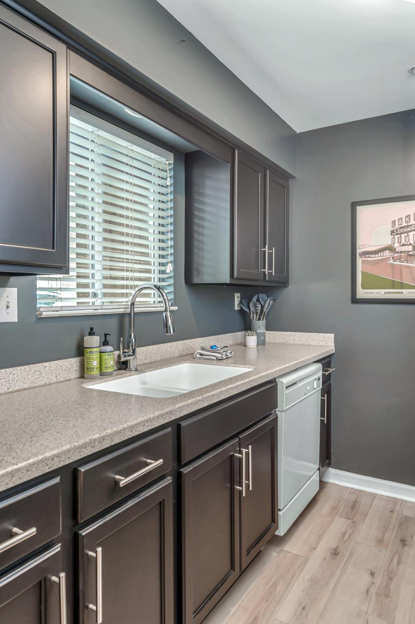 Oasis Walk To Broadway With Pool, Parking, Gym And Patio *