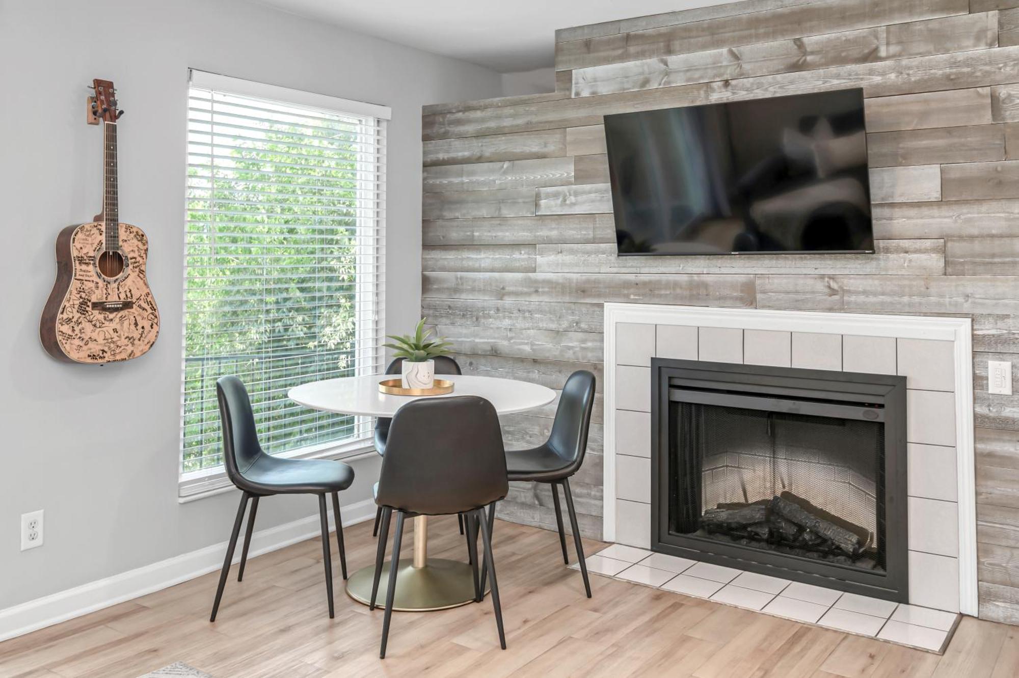 Oasis Walk To Broadway With Pool, Parking, Gym And Patio Apartment *
