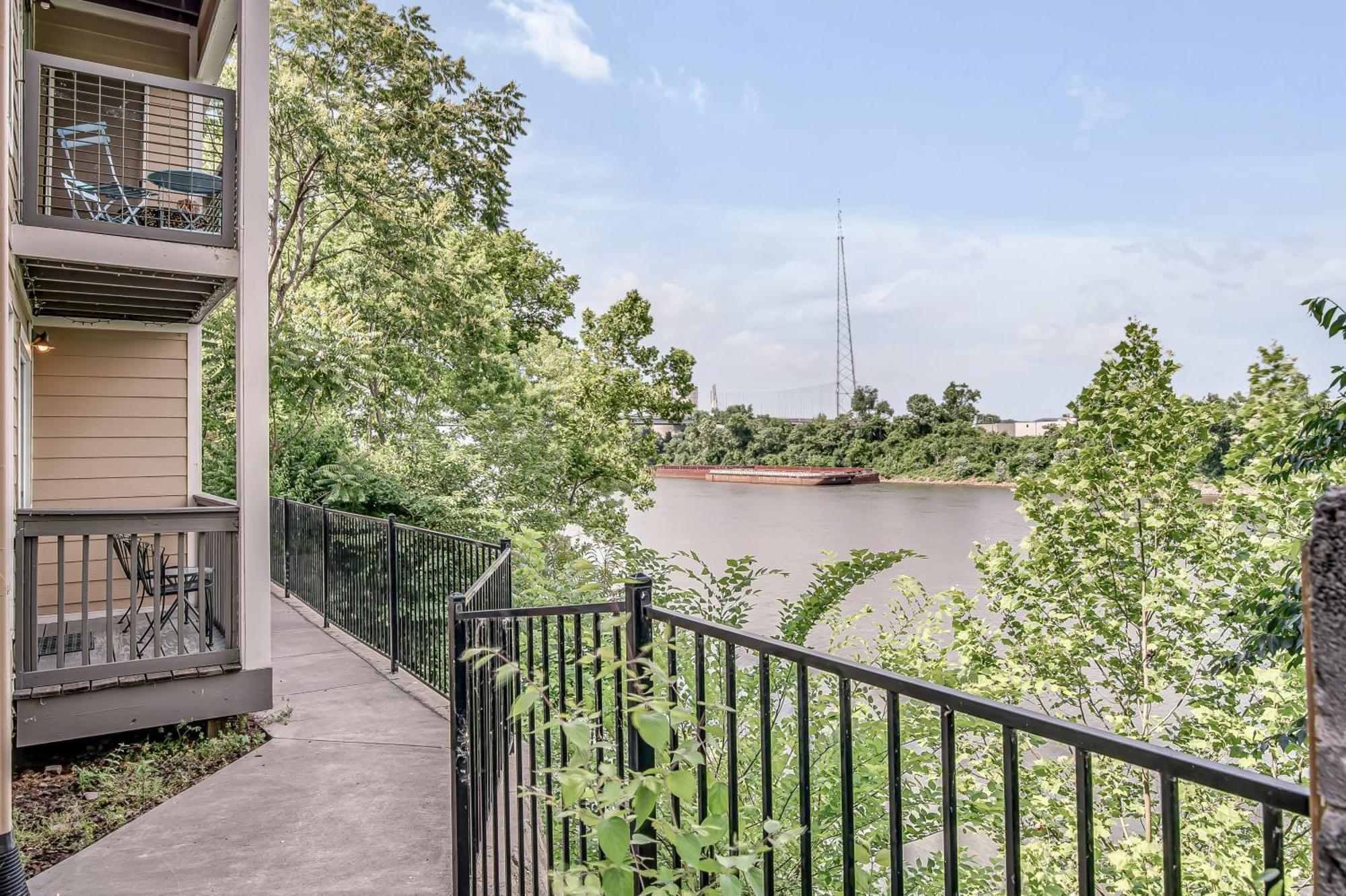 Oasis Walk To Broadway With Pool, Parking, Gym And Patio * Nashville