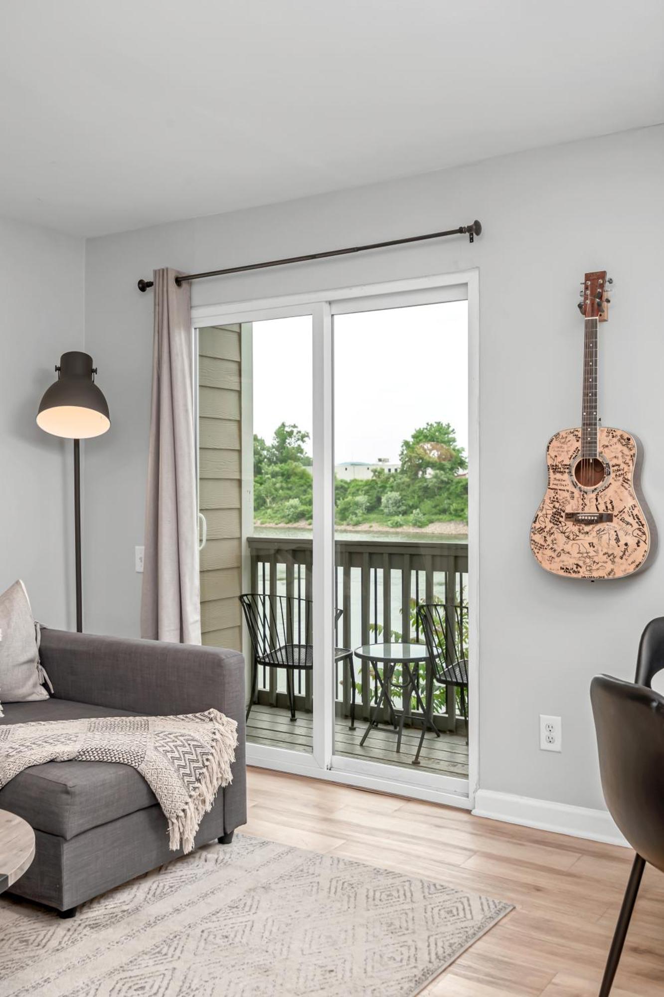 Oasis Walk To Broadway With Pool, Parking, Gym And Patio Nashville
