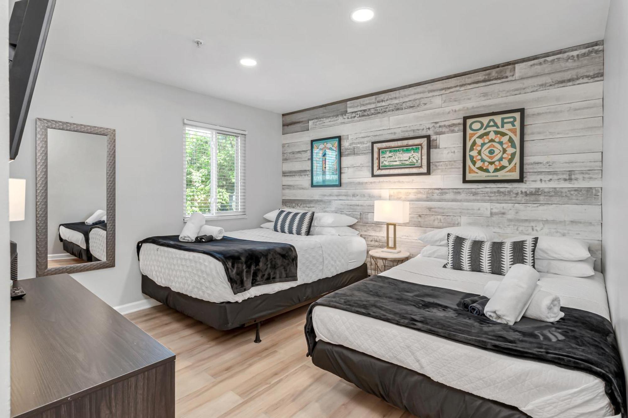 Oasis Walk To Broadway With Pool, Parking, Gym And Patio Apartment
