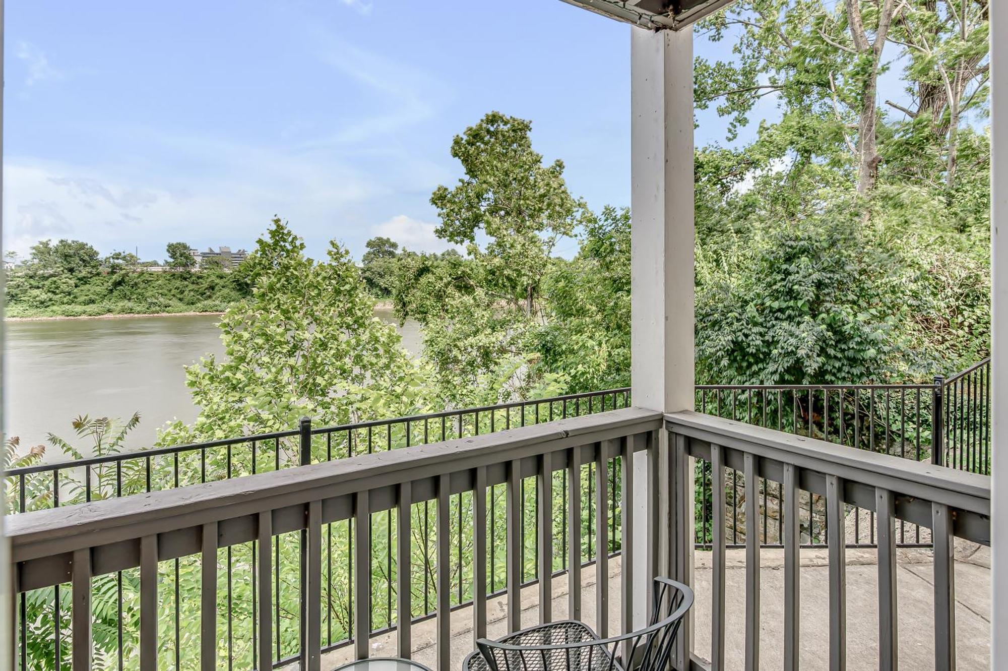 Oasis Walk To Broadway With Pool, Parking, Gym And Patio