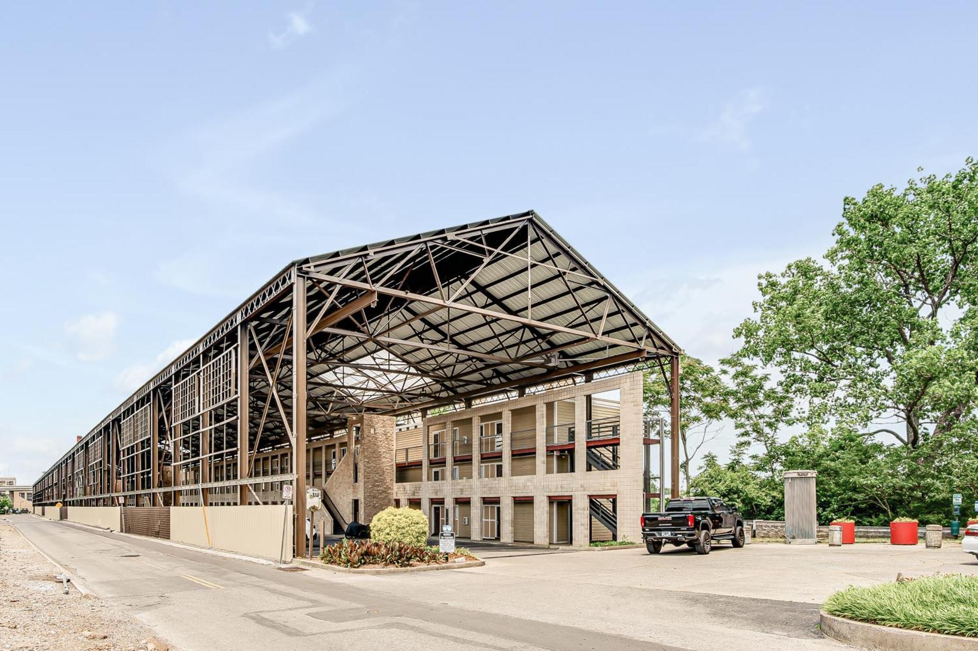 Apartment Oasis Walk To Broadway With Pool, Parking, Gym And Patio Nashville