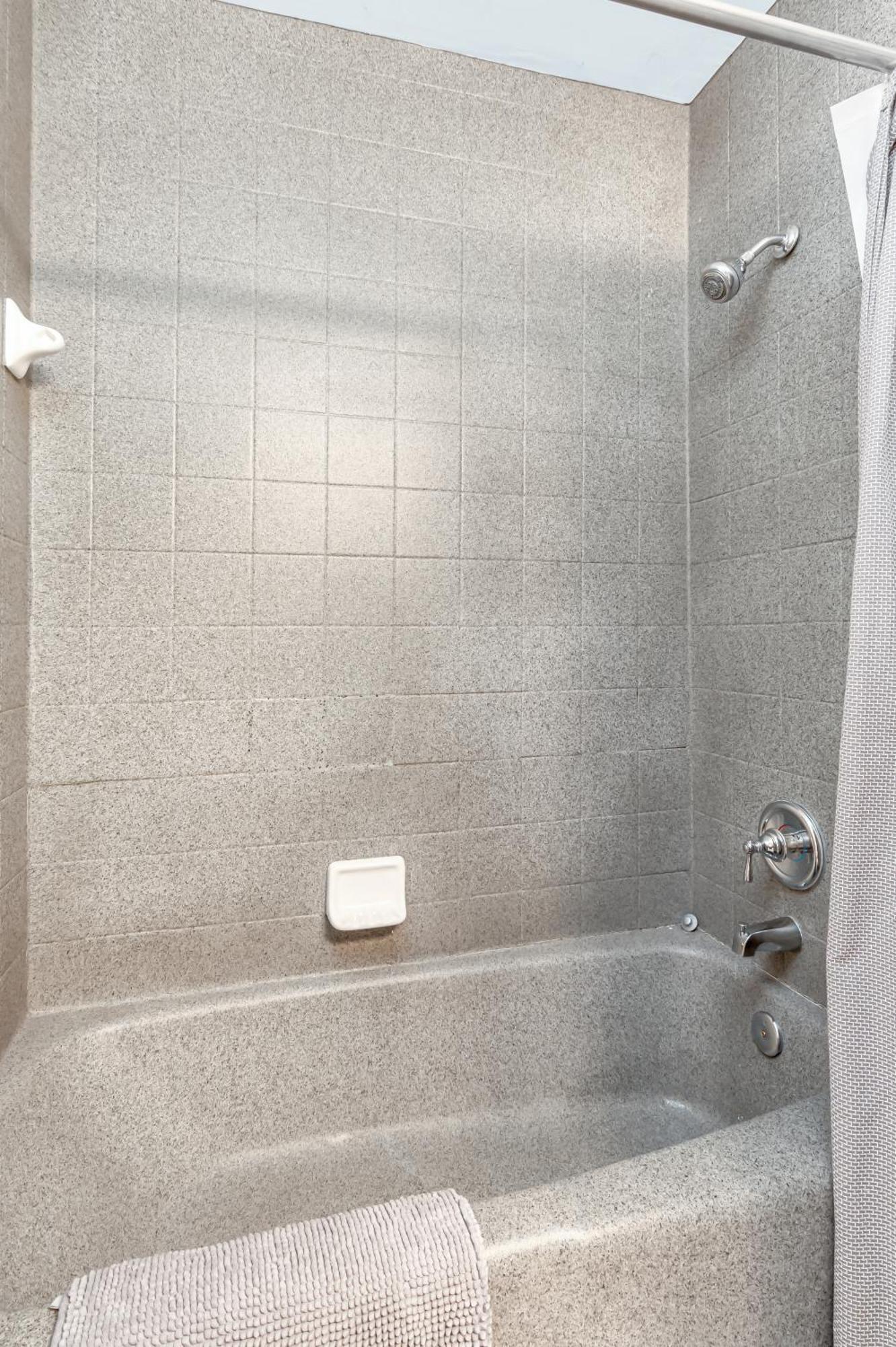 Oasis Walk To Broadway With Pool, Parking, Gym And Patio * Nashville