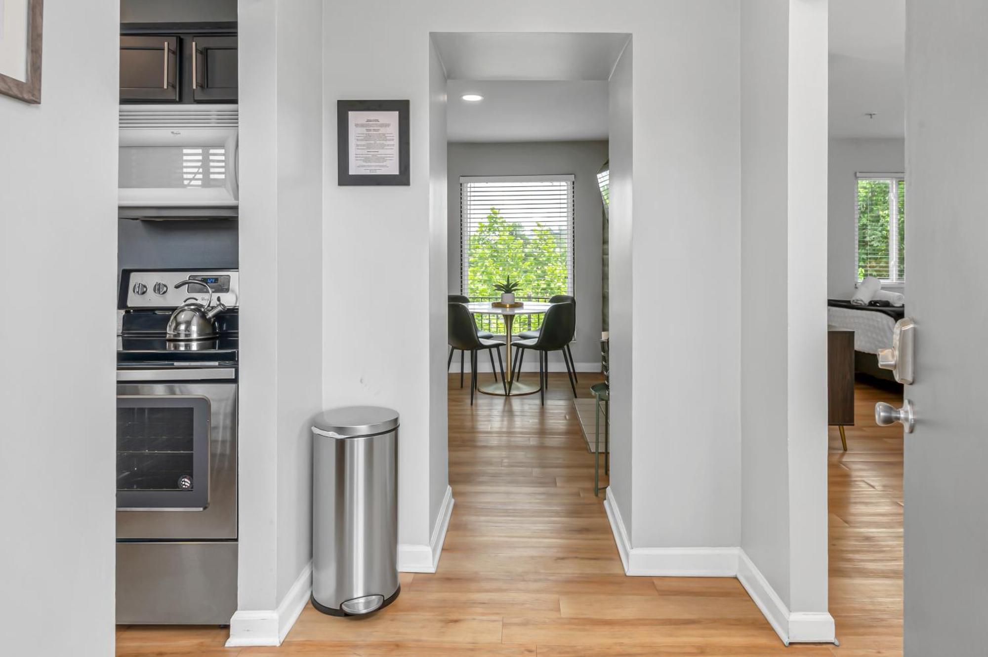 Oasis Walk To Broadway With Pool, Parking, Gym And Patio Nashville
