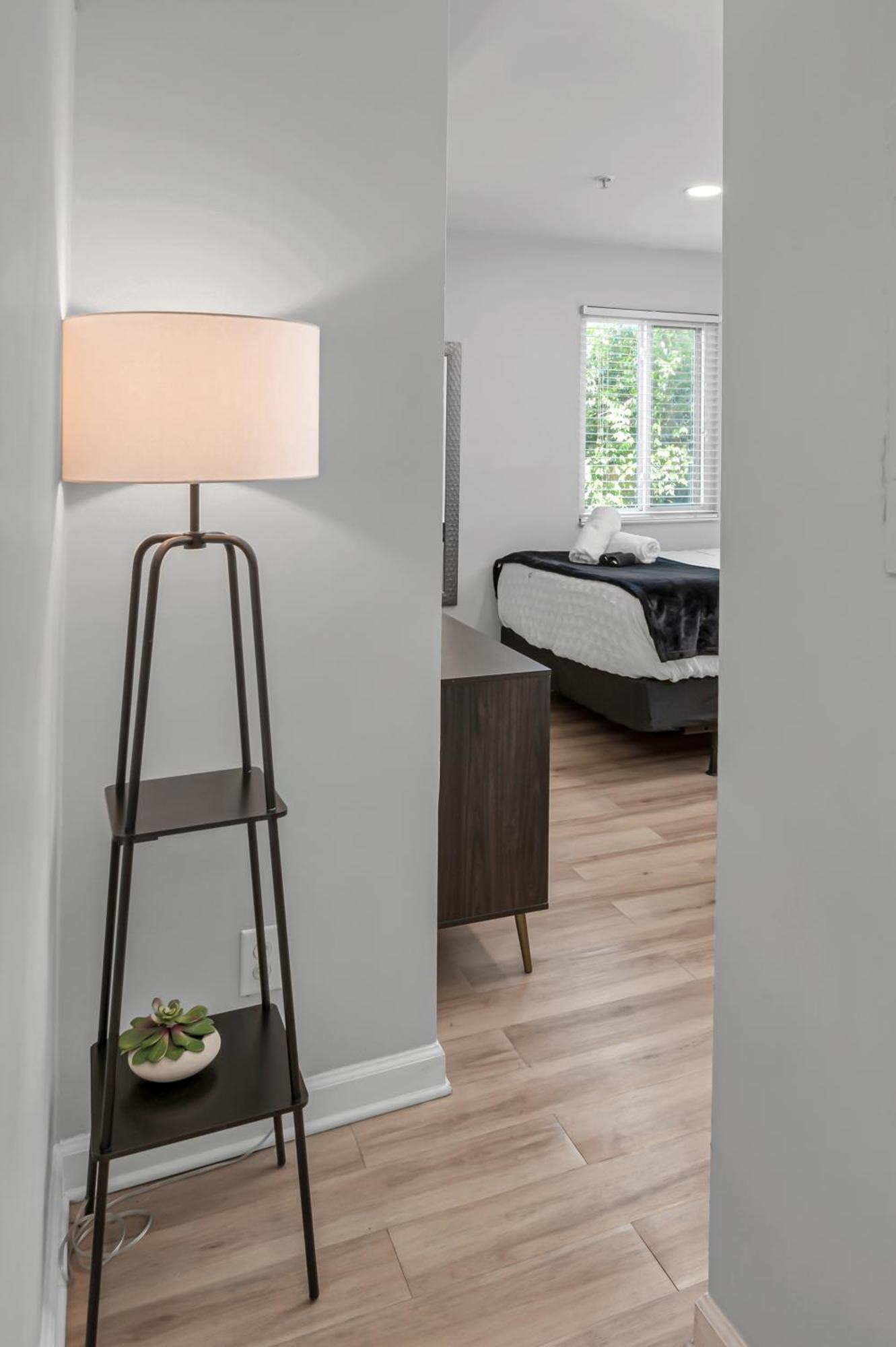 Apartment Oasis Walk To Broadway With Pool, Parking, Gym And Patio Nashville