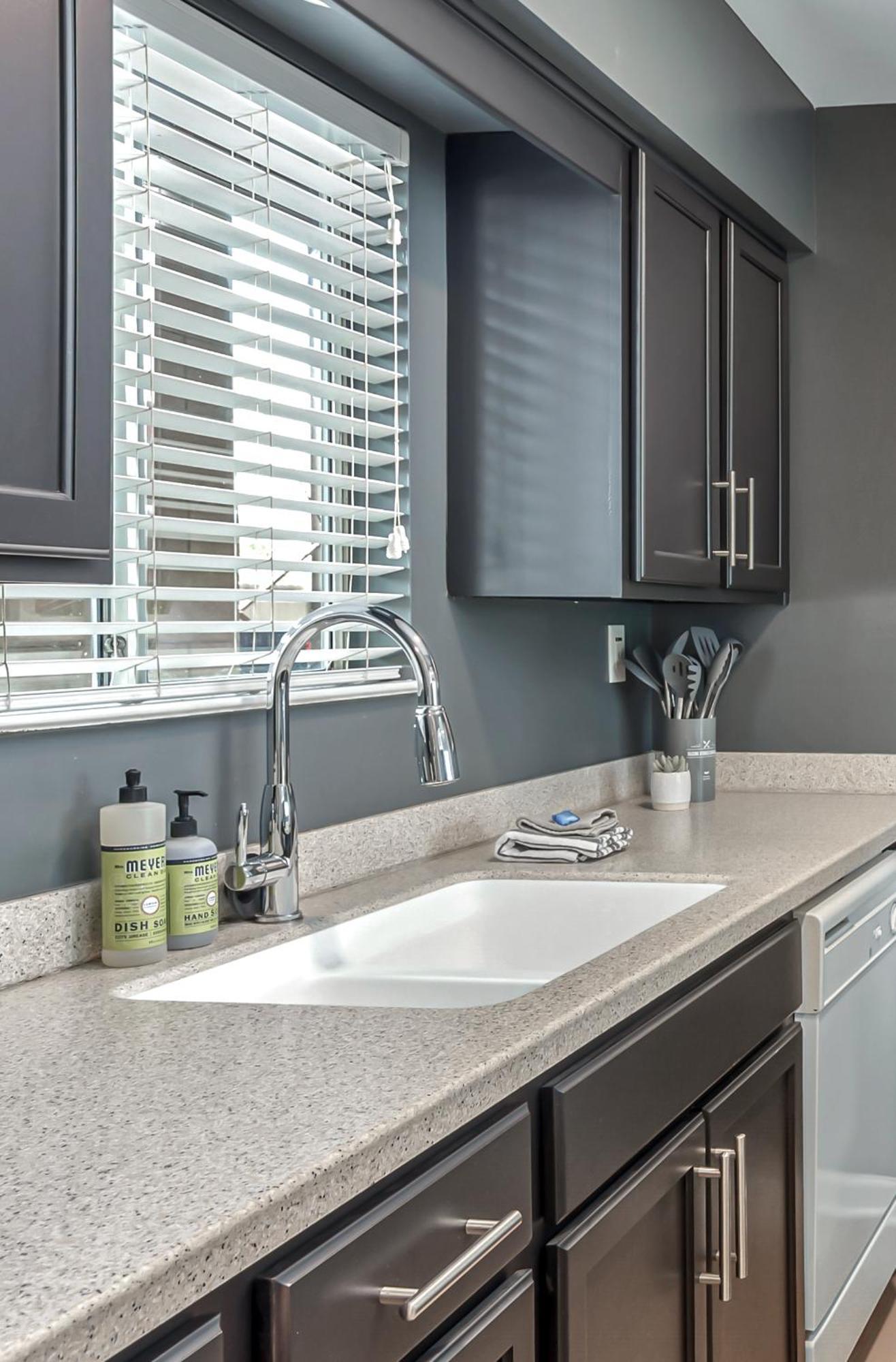 Apartment Oasis Walk To Broadway With Pool, Parking, Gym And Patio *