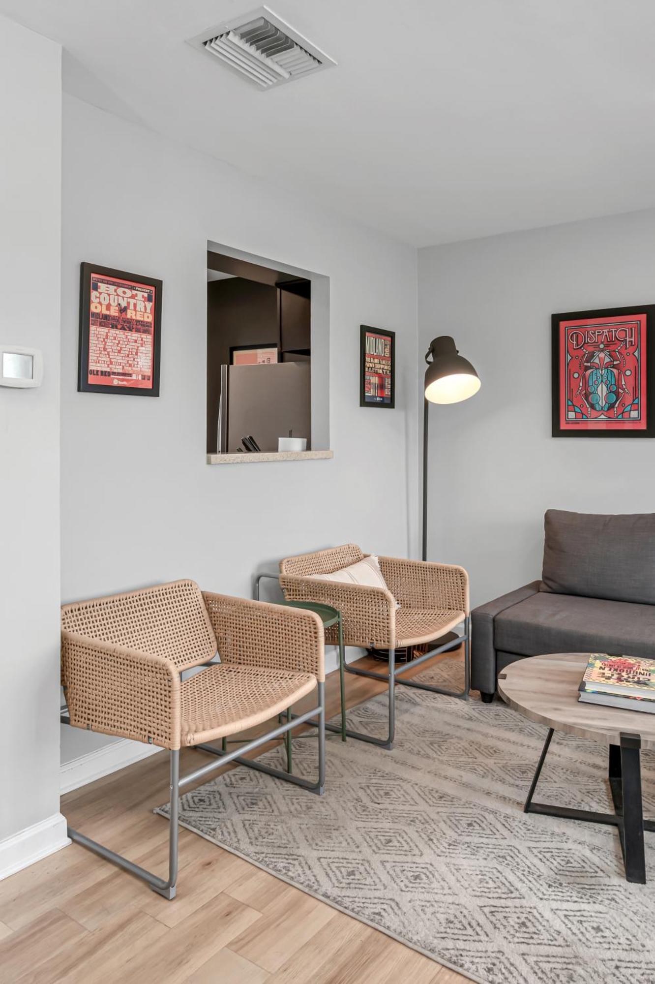 Apartment Oasis Walk To Broadway With Pool, Parking, Gym And Patio