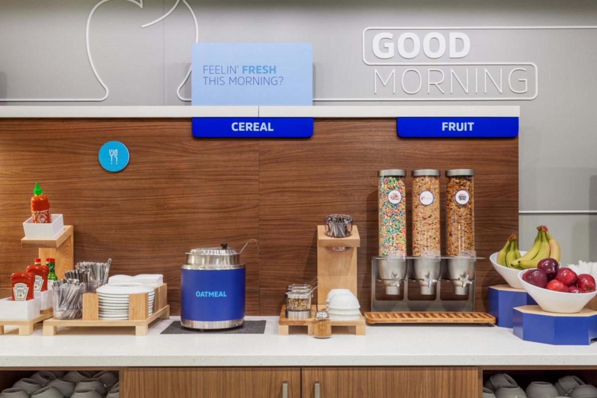 Hotel Express Airport By Ihg Nashville