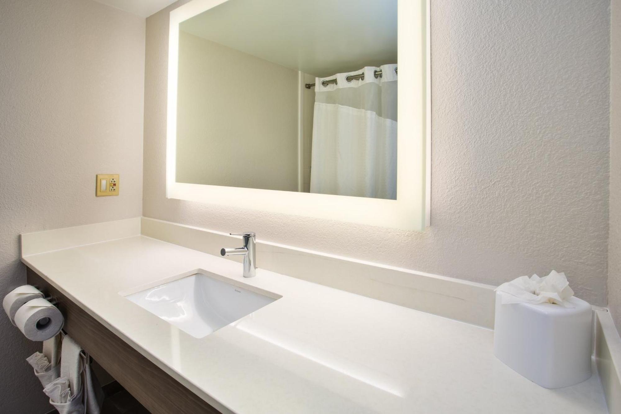 Hotel Express Airport By Ihg Nashville