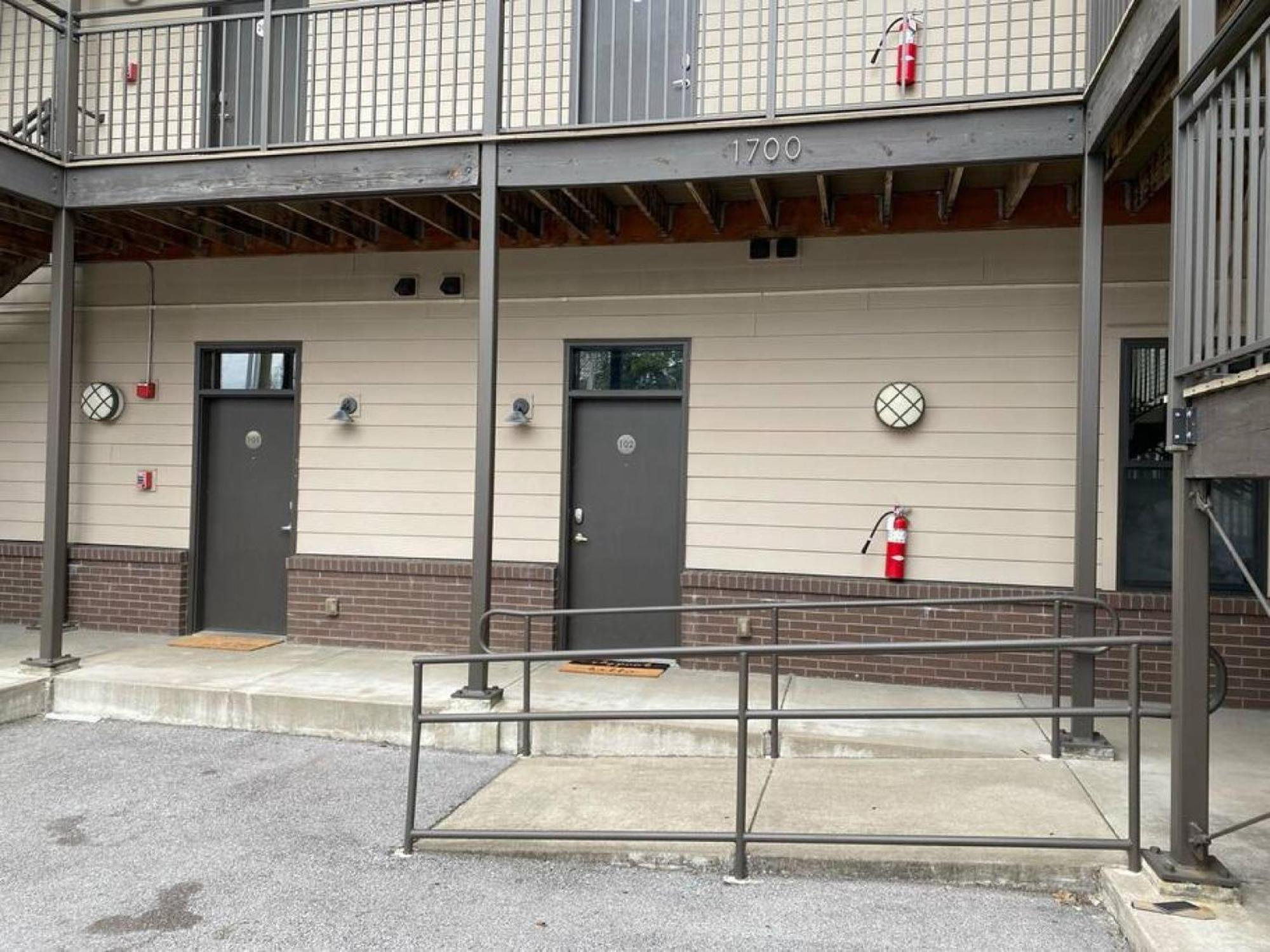 Holiday home Walk To Vanderbilt And Belmont - Shuffle Board And Free Parking *