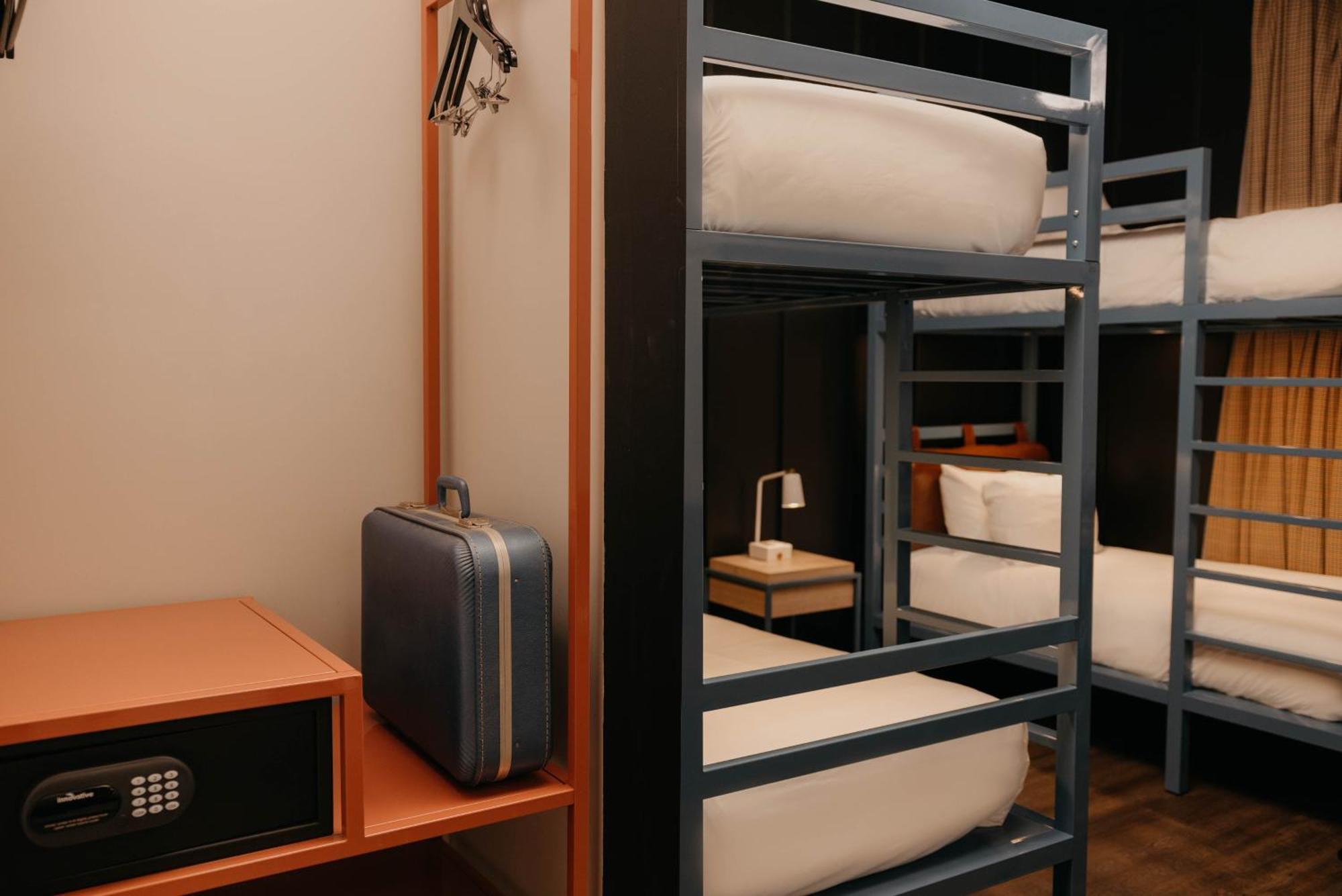 Waymore's & Casual Club Hotel