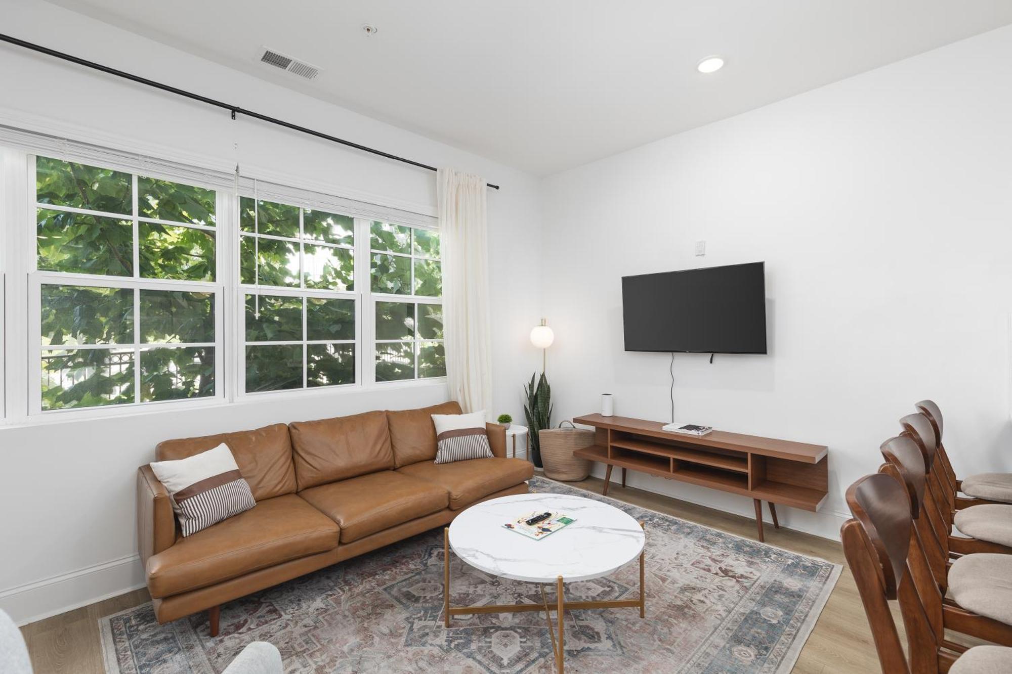 Apartment Chic 5 Bed, 2 Bedroom Free Parking - 3 Miles To Broadway