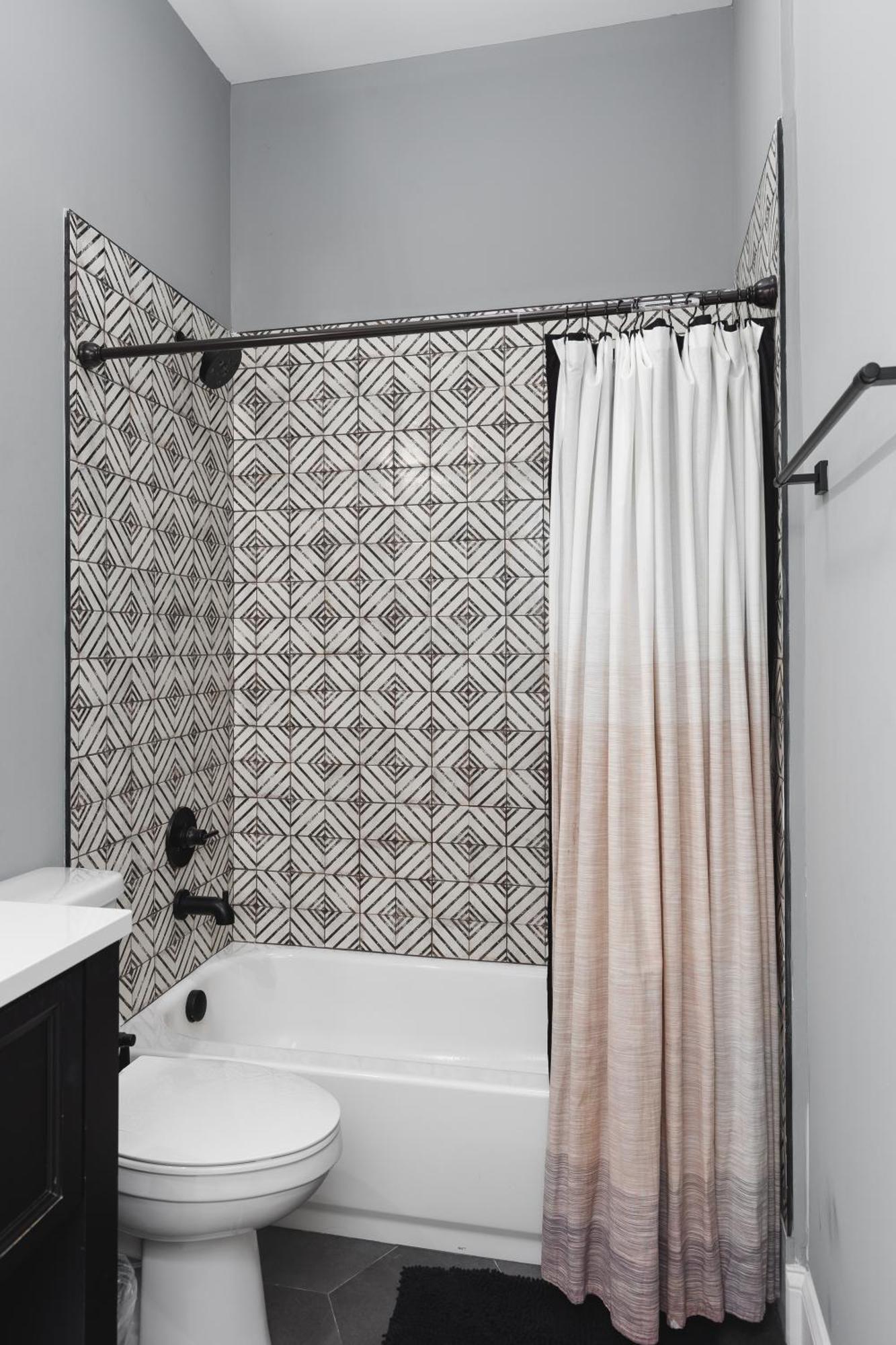 Apartment Near Downtown Broadway & Stadium With Free Parking *