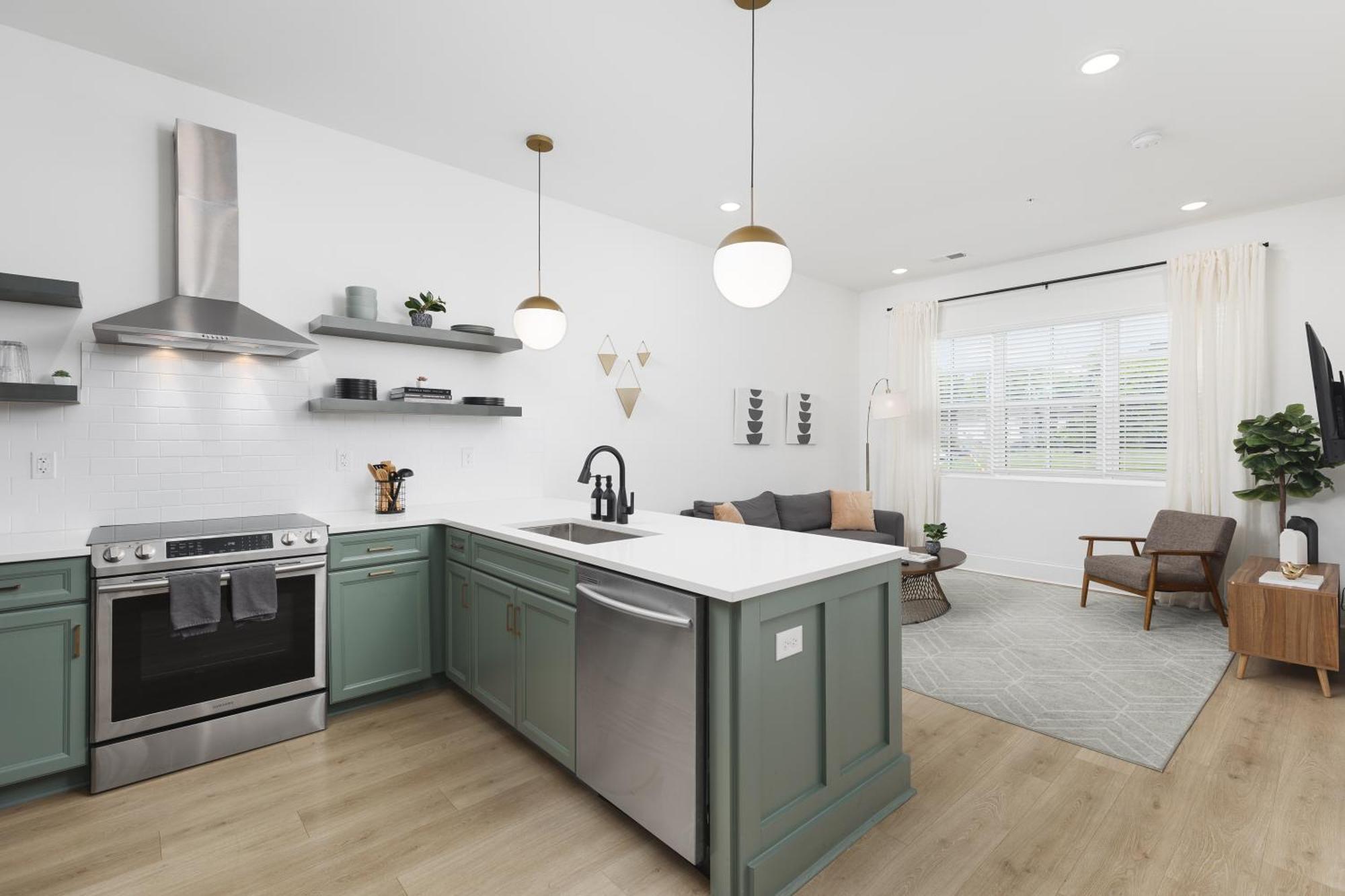 Luxury Design, Close To Broadway - 4 Beds, 2 Bedrm Apartment