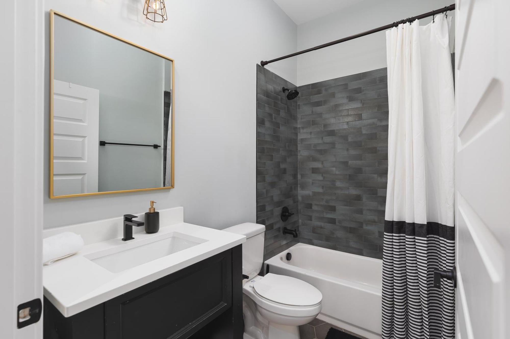 Luxury Design, Close To Broadway - 4 Beds, 2 Bedrm Apartment *