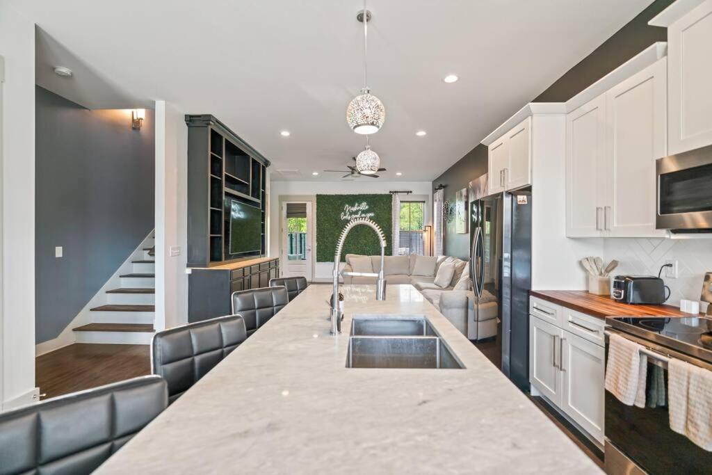 Holiday home King Bed, Balcony, Covered Patio & Firepit! 8 Minutes From Broadway *