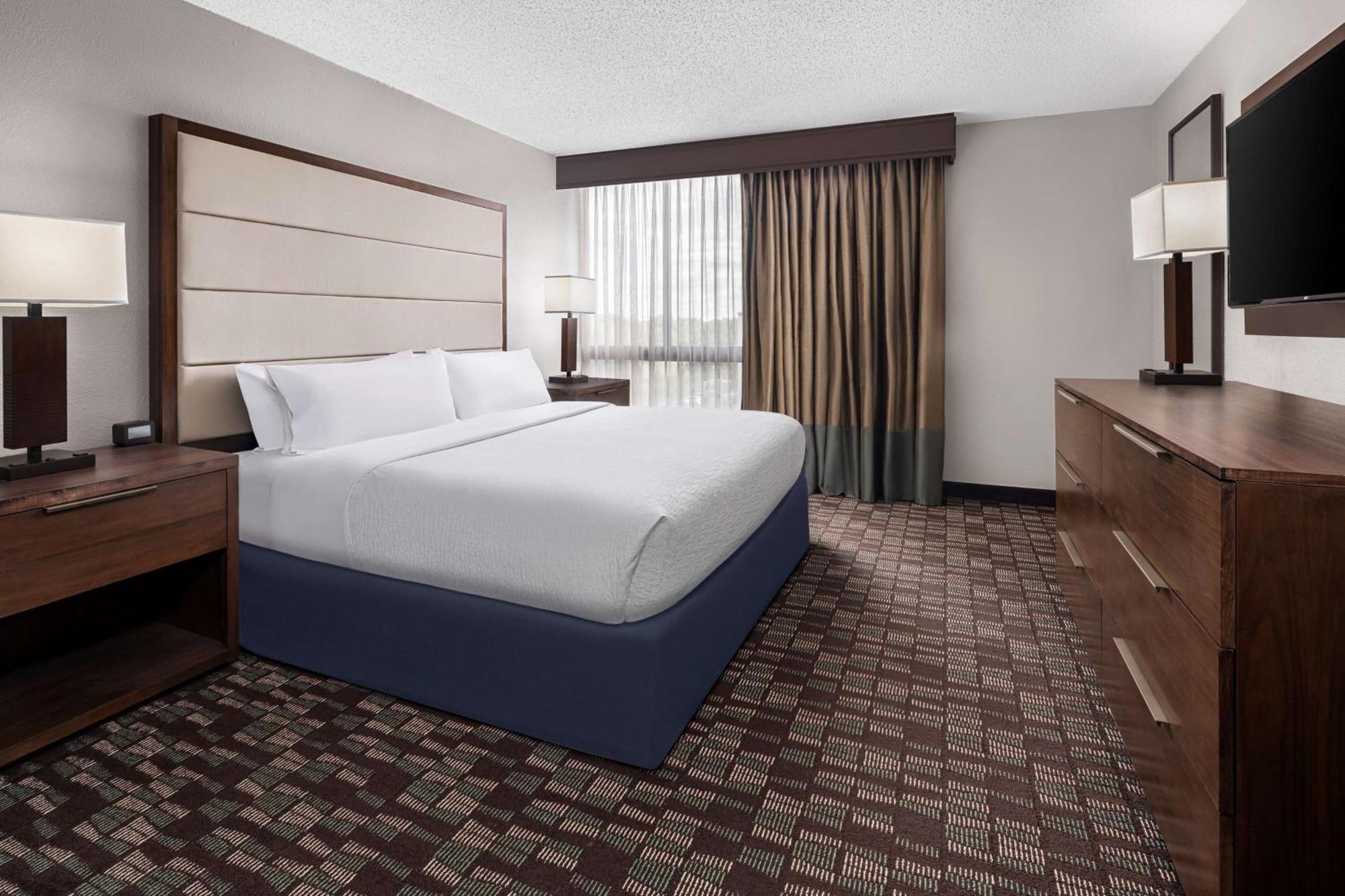 Hotel Embassy By Hilton Airport