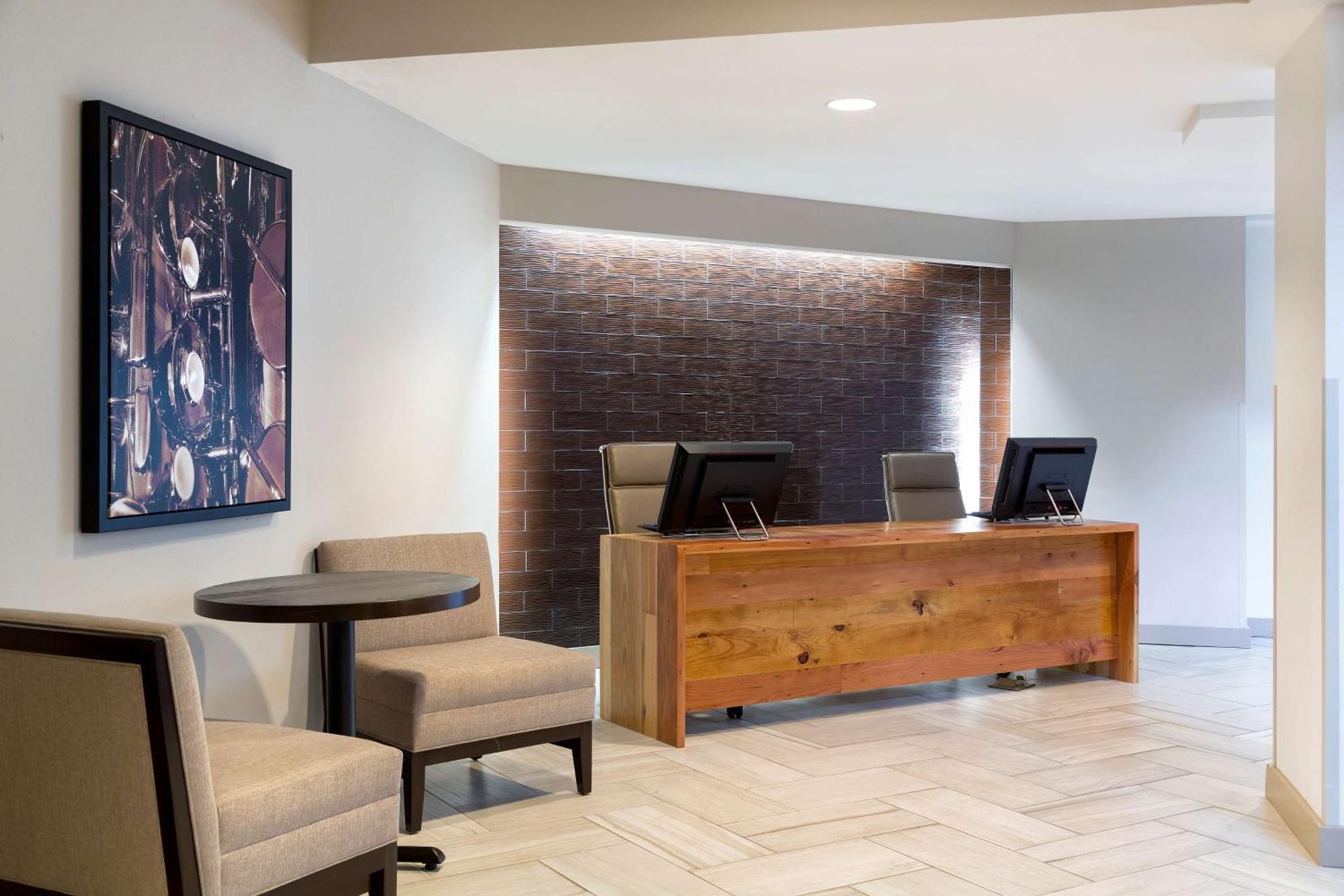 Hotel Doubletree By Hilton Airport 3*