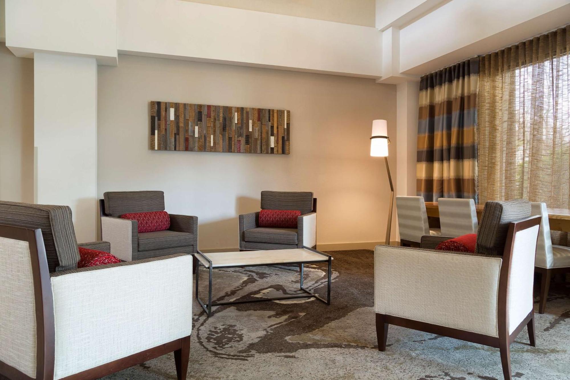 Hotel Doubletree By Hilton Airport 3*