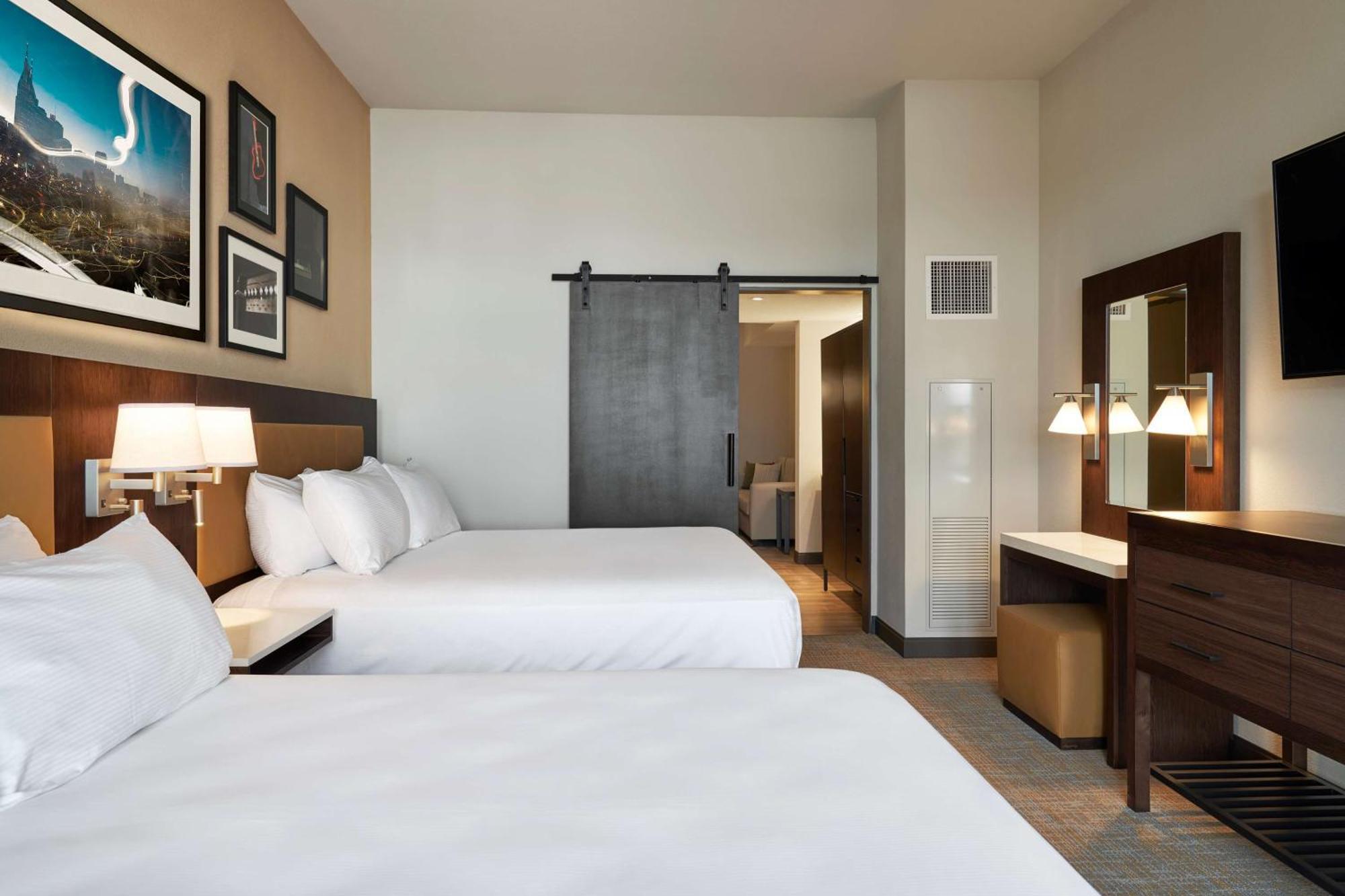 Hotel Embassy By Hilton Downtown
