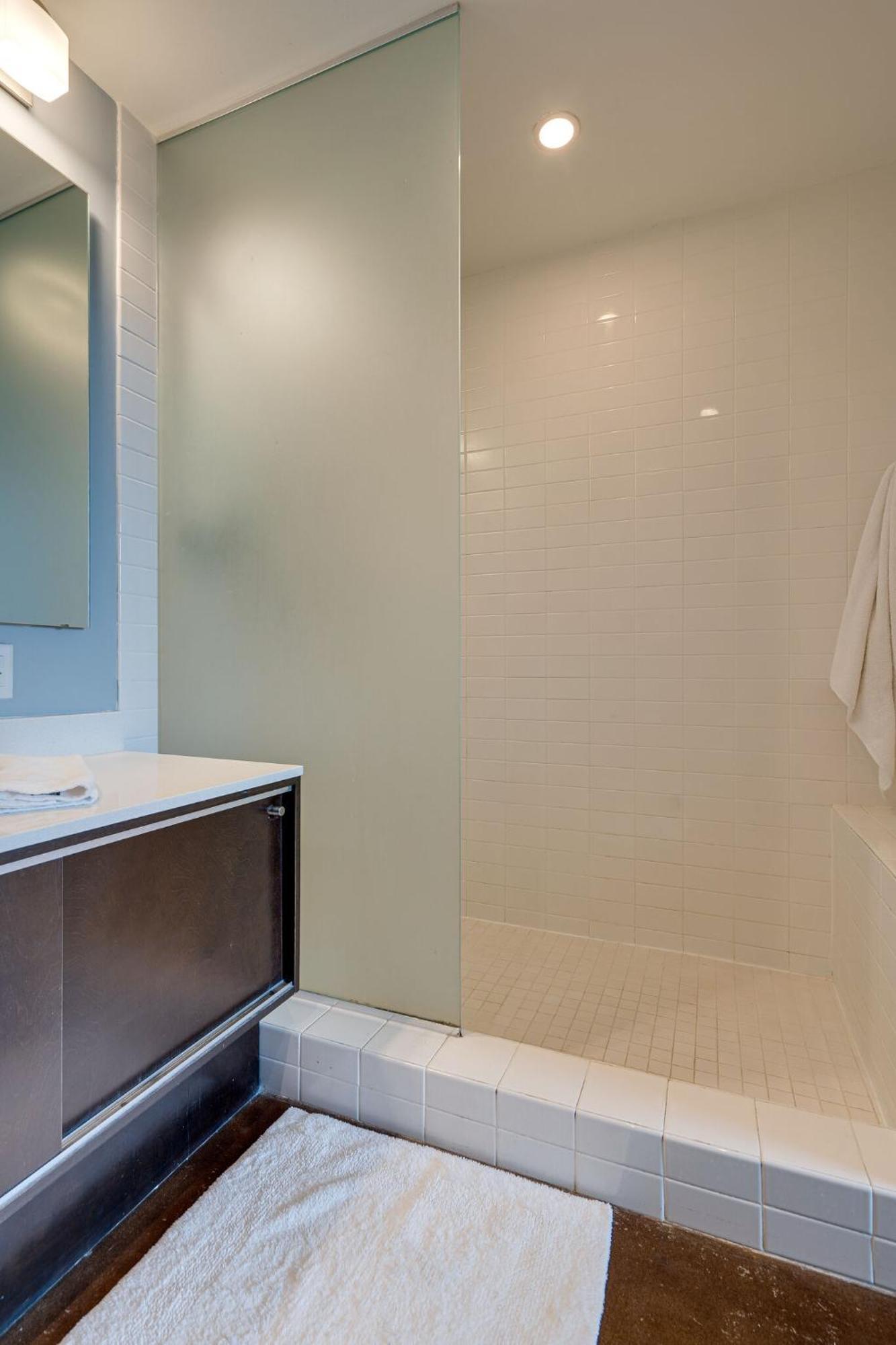 Smart, Stylish Music - Concierge, Restaurants, Gym, Rooftop Patio, Parking Holiday home