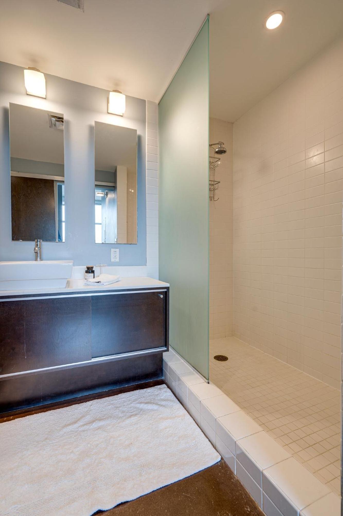 Holiday home Smart, Stylish Music - Concierge, Restaurants, Gym, Rooftop Patio, Parking *