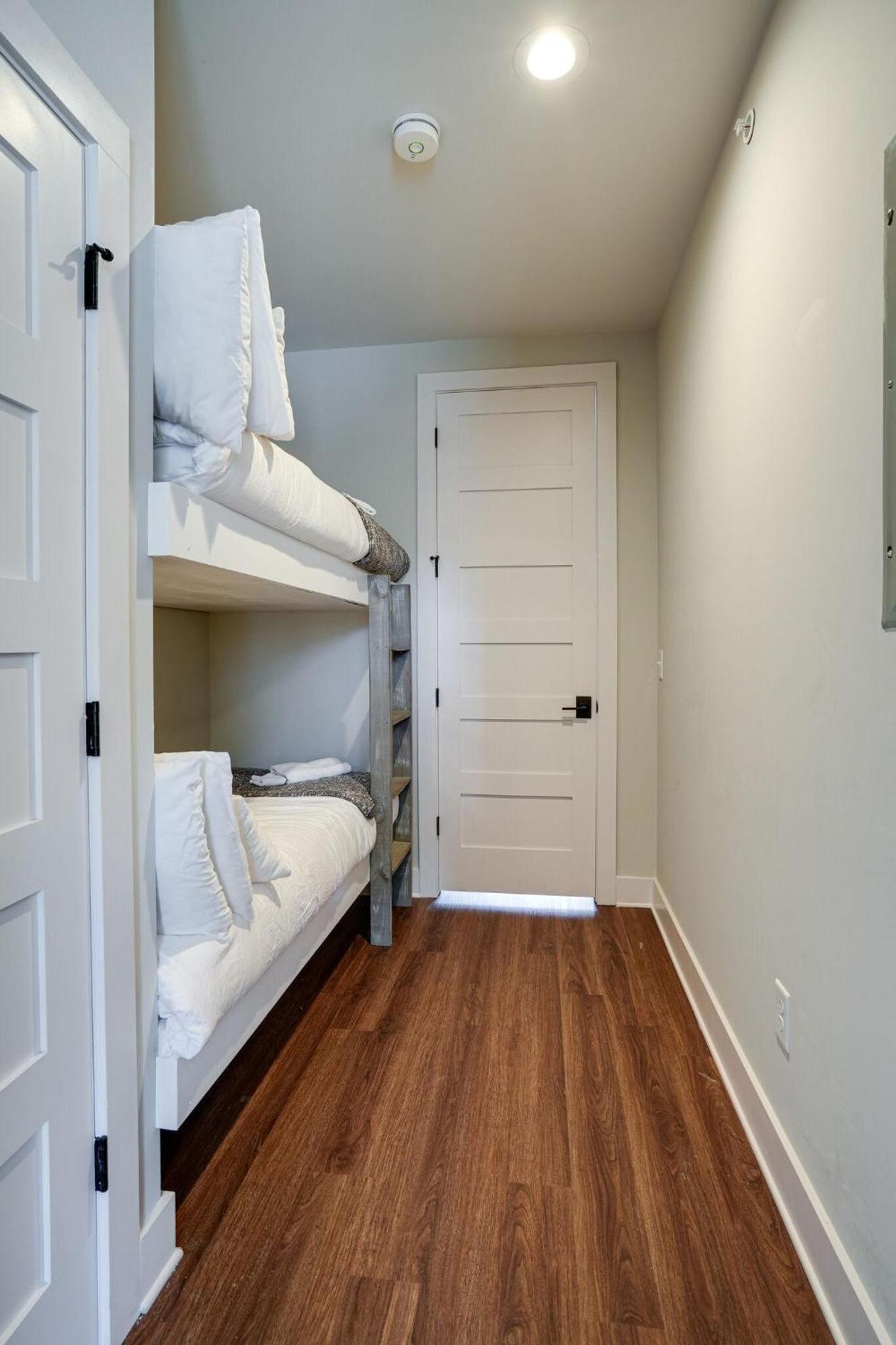 Modest Melrose - 5 Mins To Broadway - Rooftop Deck Holiday home