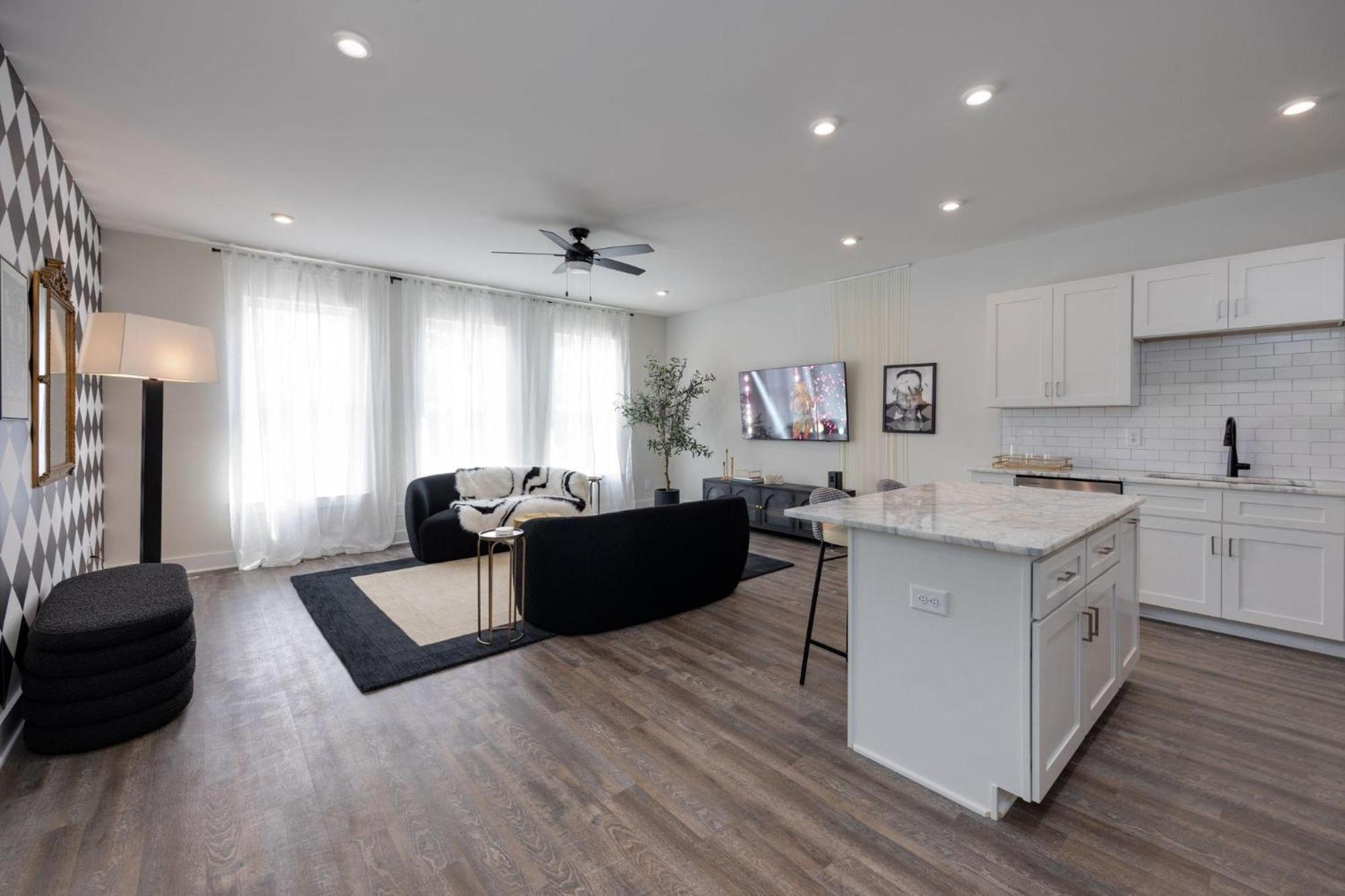 Holiday home Southern & Style-2 Townhomes-7 Mins To Broadway